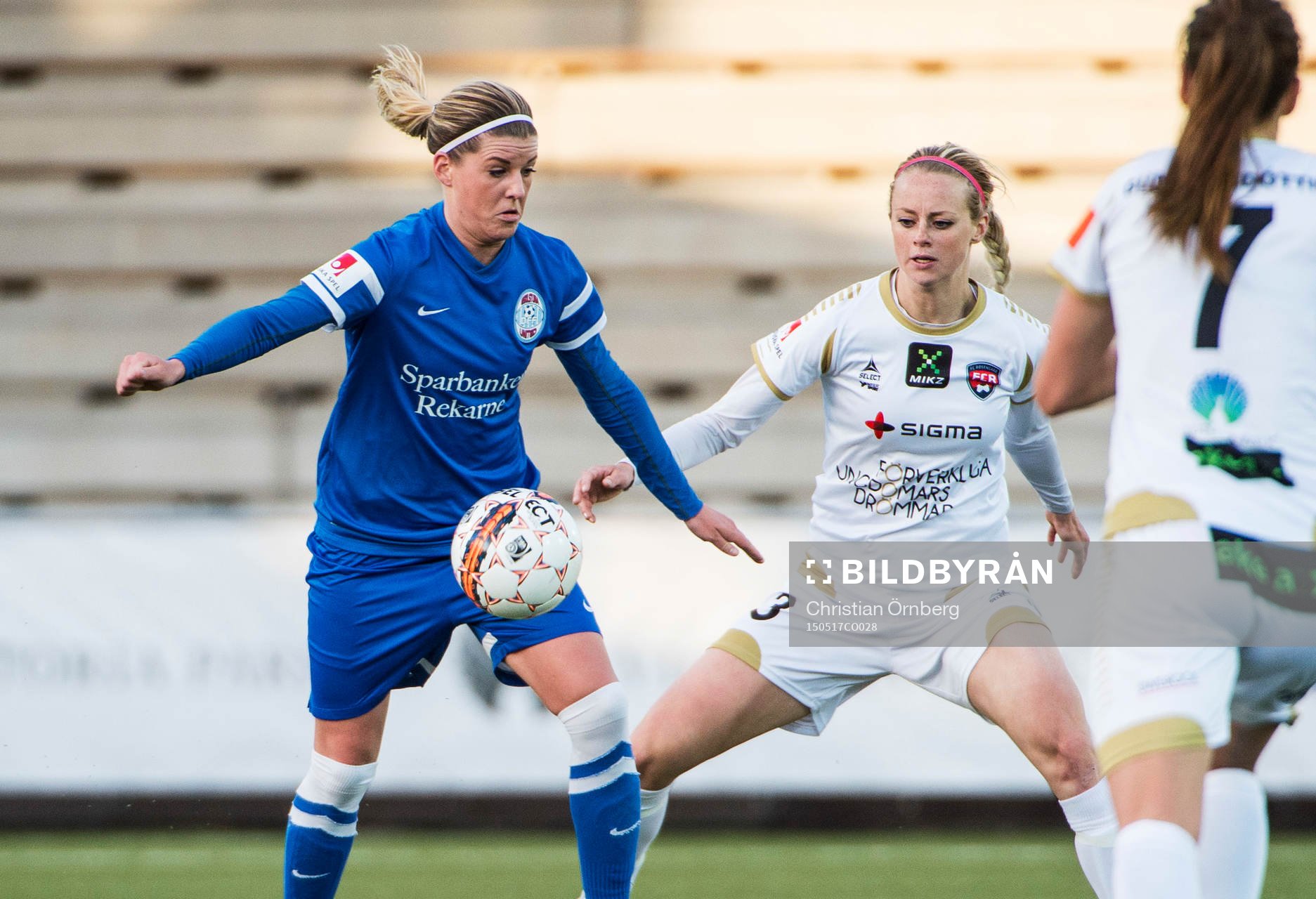 Eskilstunas Olivia Schough med bollen mot Rosengårds
