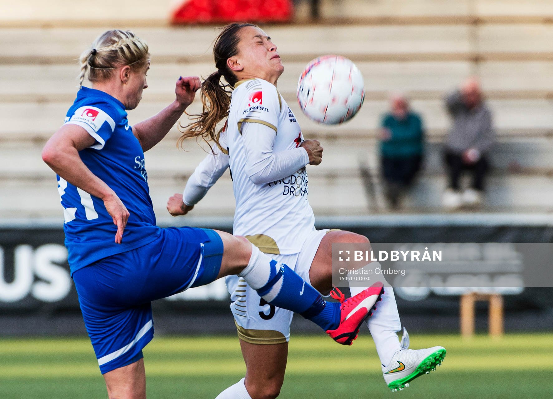 Rosengårds Alexandra Riley med bollen mot Eskilstunas Annica Svensson under fotbollsmatchen i Damallsvenskan mellan Rosengård och Eskilstuna den 17 maj 2015 i Malmö.
