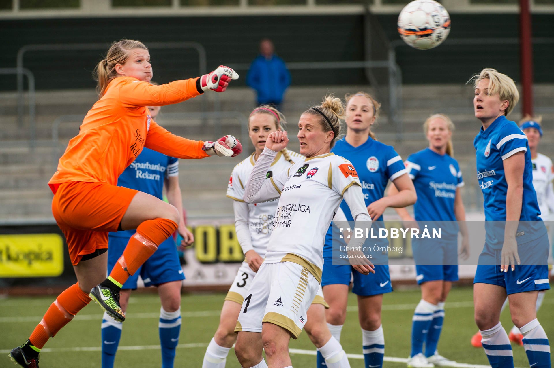 Eskilstunas målvakt Emelie Lundberg  boxar ut bollen mitt