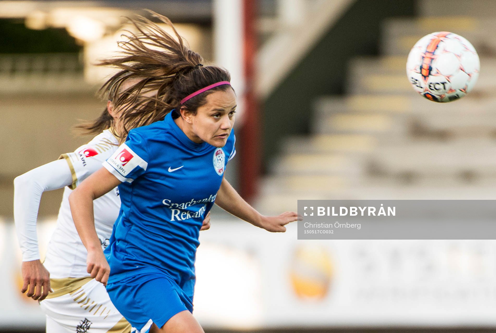 Eskilstunas Malin Diaz Pettersson nickar bollen