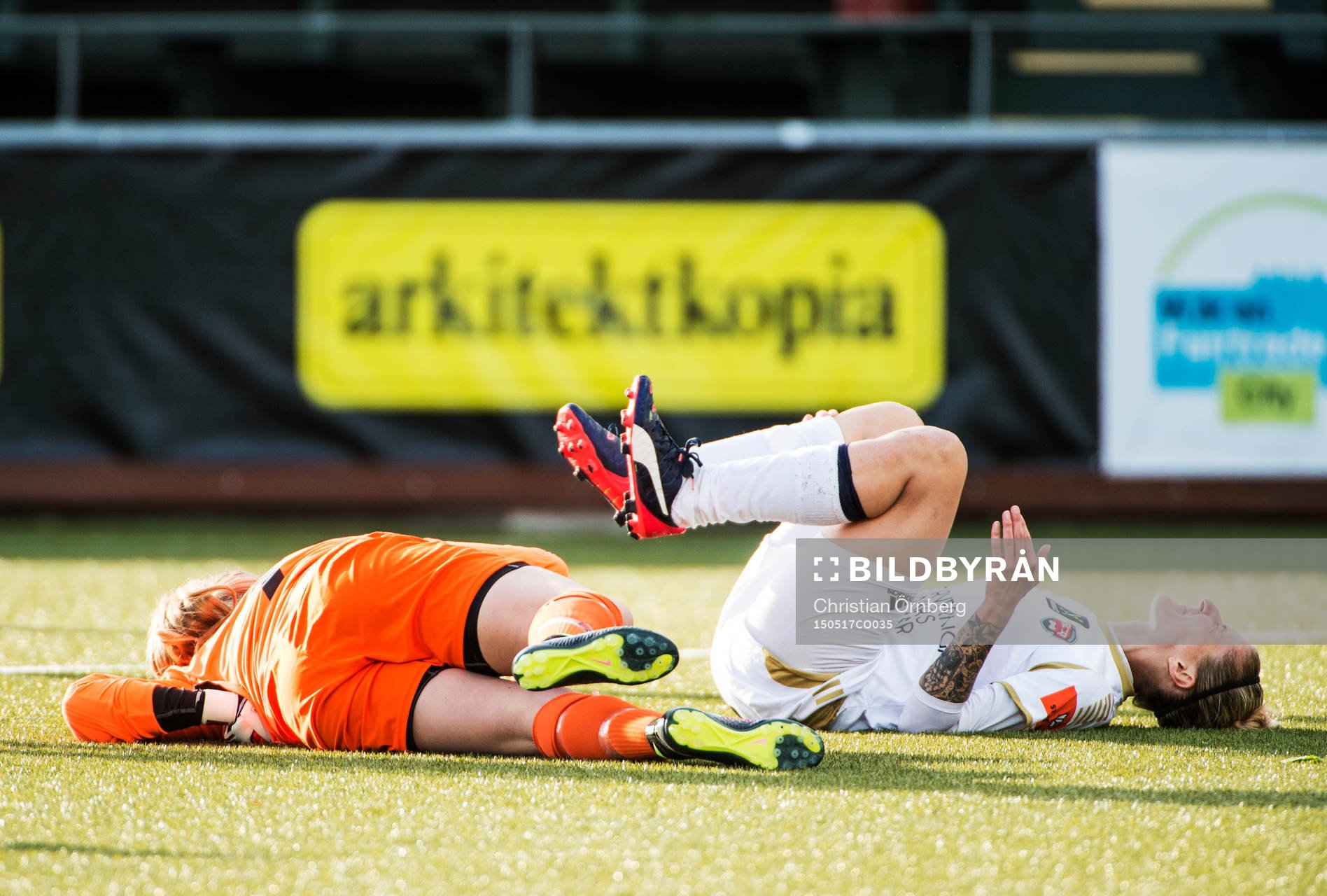 Eskilstunas målvakt Emelie Lundberg  och Rosengårds Anja