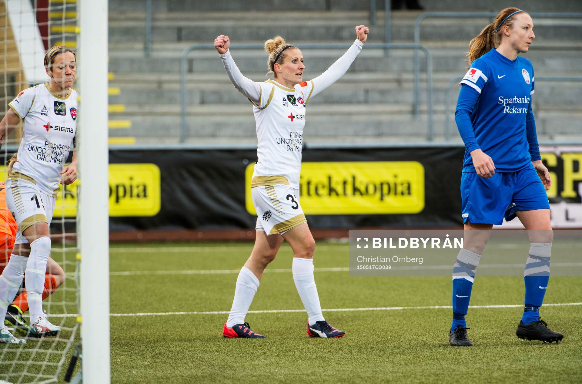 Rosengårds Anja Mittag sträcker upp händerna