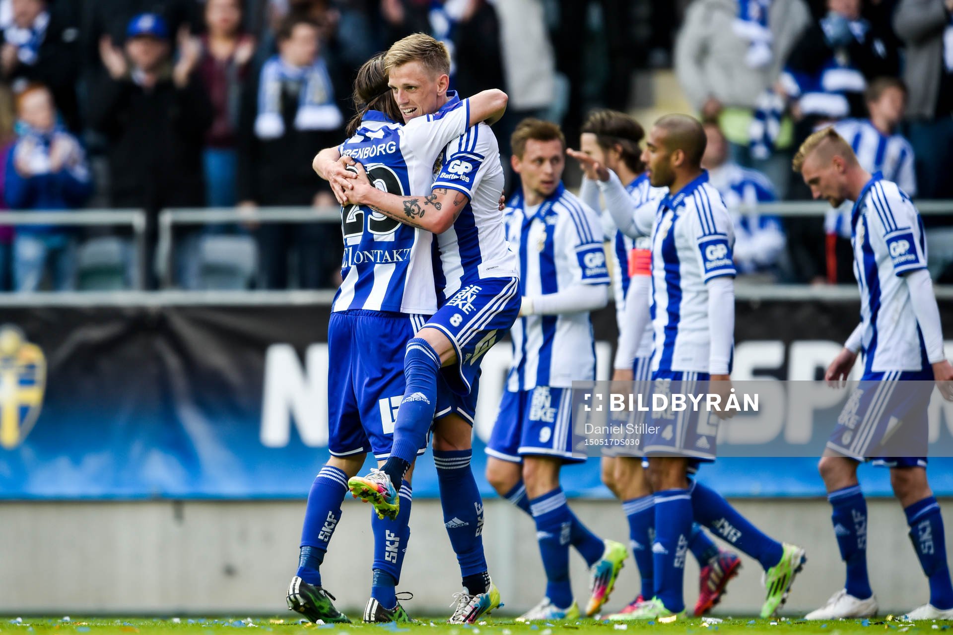IFK Göteborgs Sören Rieks kramas om av Lasse Vibe