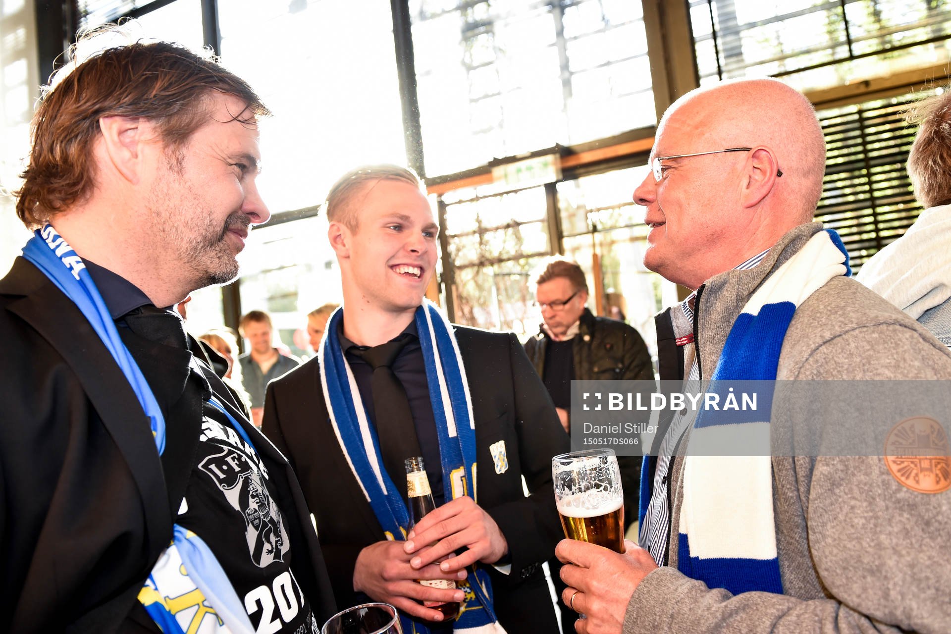 IFK Göteborgs ordförande Karl Jartun (v) och Gustav Engvall (m) under guldfirandet efter finalen i Svenska Cupen i fotboll mellan IFK Göteborg och Örebro den 17 maj 2015 i Göteborg.