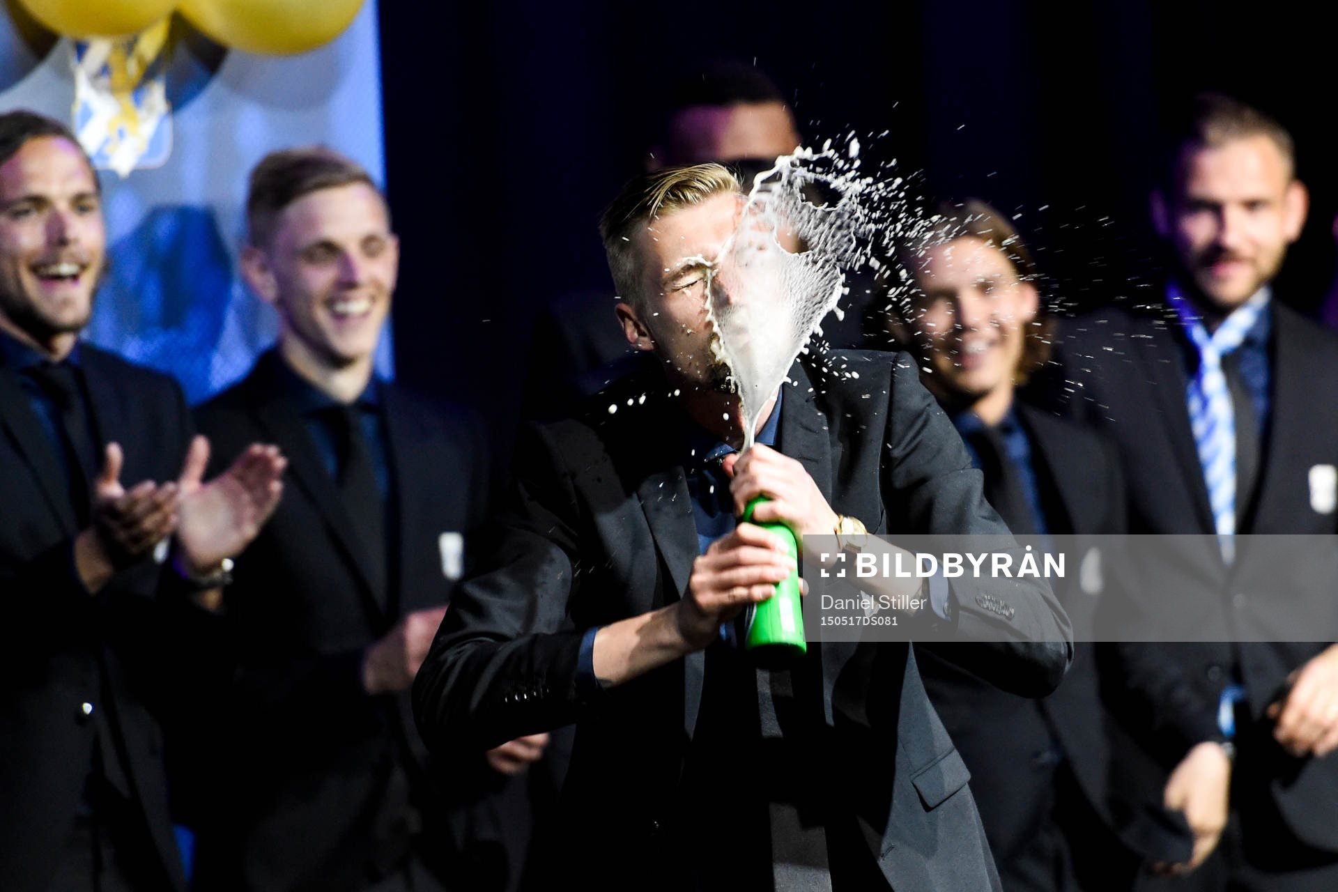 IFK Göteborgs Sebastian Eriksson firar med att spruta en öl i ansiktet under guldfirandet efter finalen i Svenska Cupen i fotboll mellan IFK Göteborg och Örebro den 17 maj 2015 i Göteborg.
