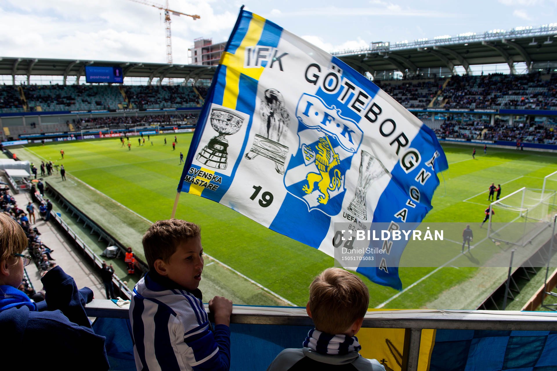 En ung IFK Göteborgssupporter med flagga inför finalen i Svenska Cupen i fotboll mellan IFK Göteborg och Örebro den 17 maj 2015 i Göteborg.