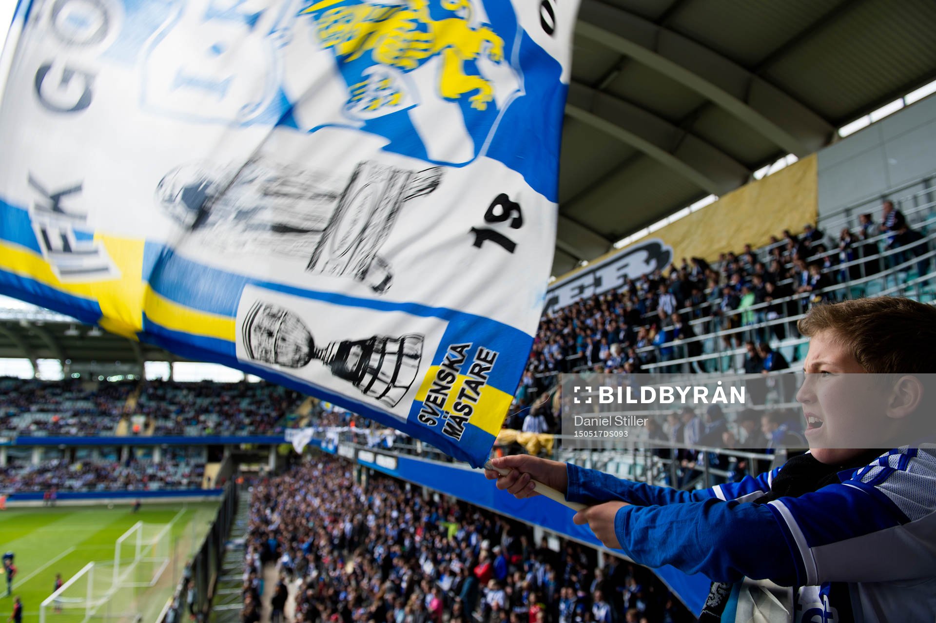 En ung IFK Göteborgssupporter med flagga