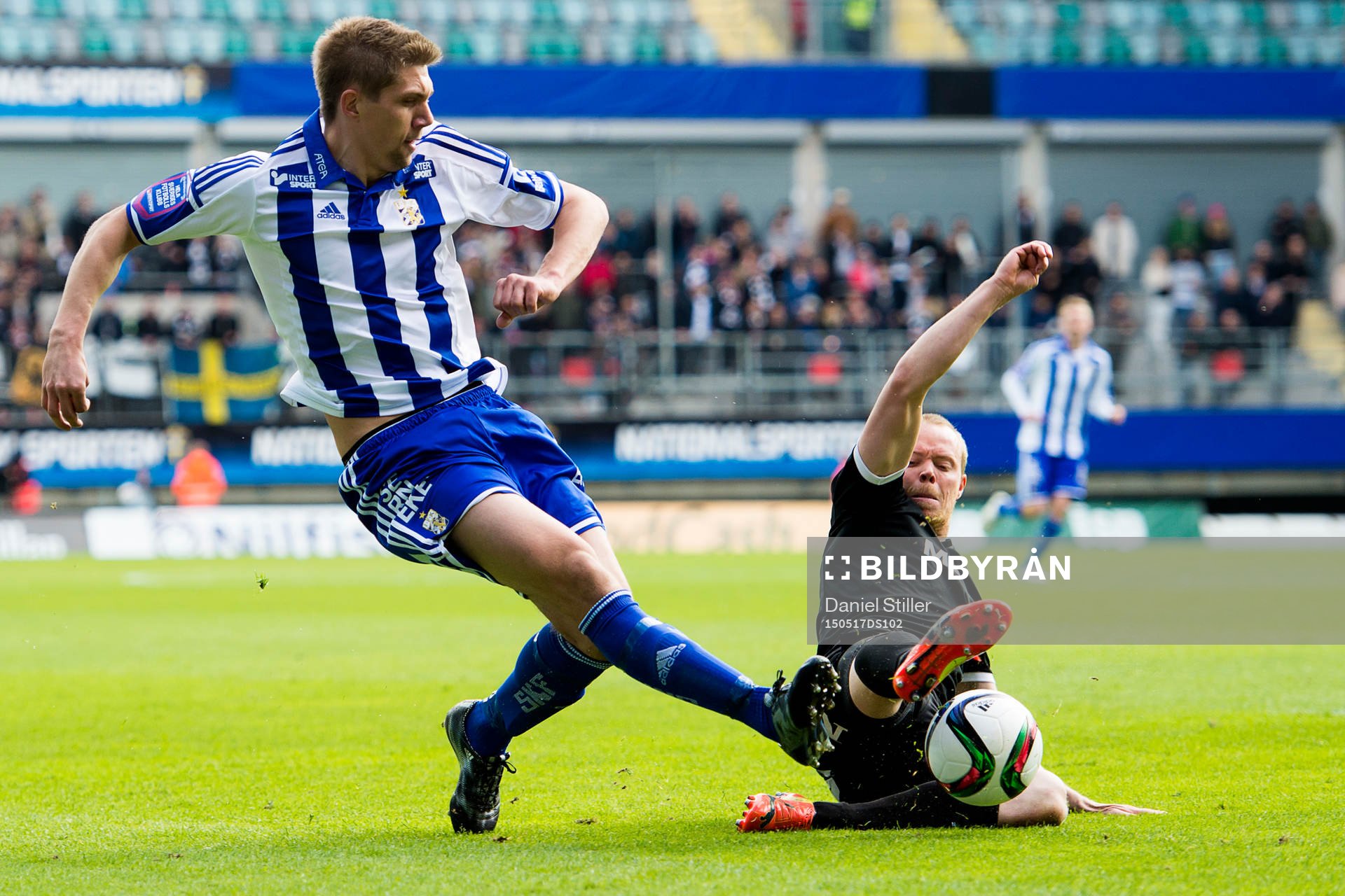 IFK Göteborgs Mikael Boman Örebros Patrik Haginge under finalen i Svenska Cupen i fotboll mellan IFK Göteborg och Örebro den 17 maj 2015 i Göteborg.