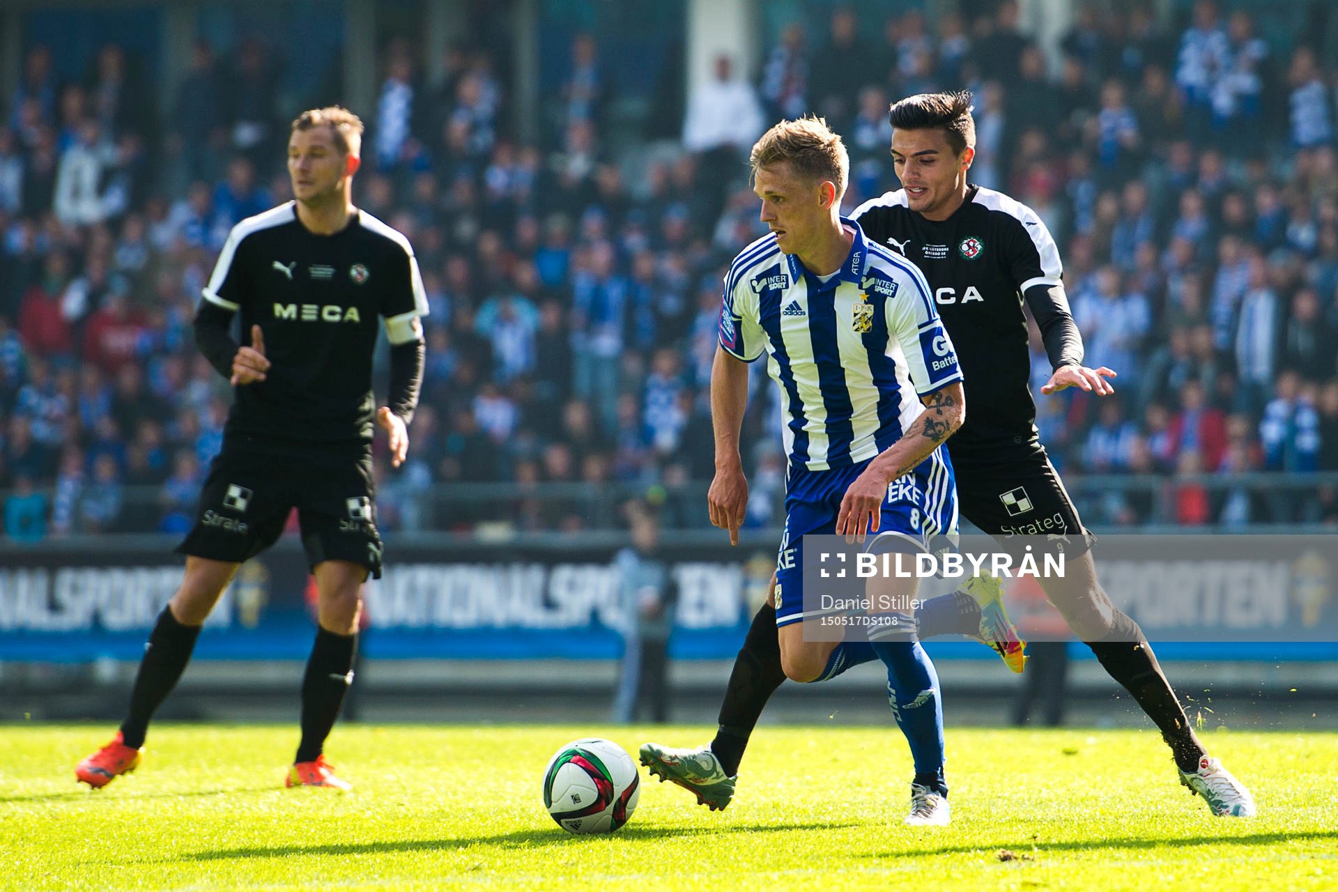 IFK Göteborgs Sören Rieks går förbi Örebros Ahmed Yasin
