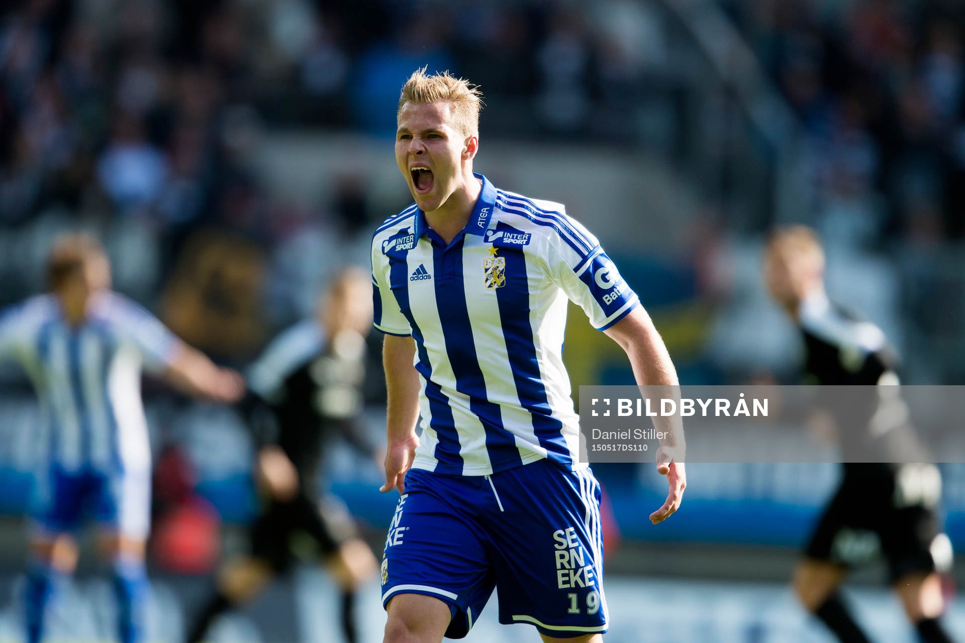 IFK Göteborgs Gustav Engvall skäller på domaren