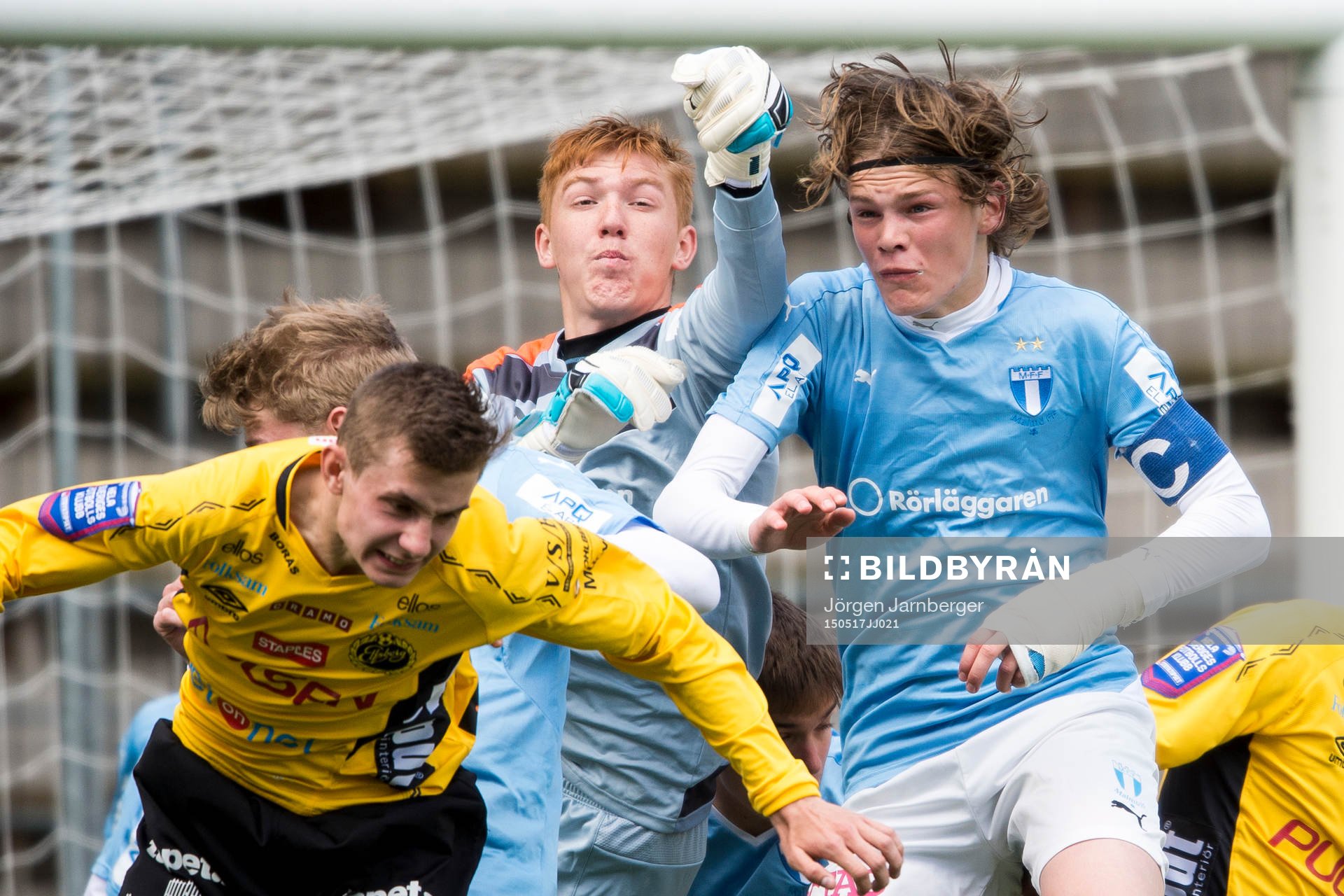 Malmö FFs målvakt Tobias Kristensson boxar undan bollen