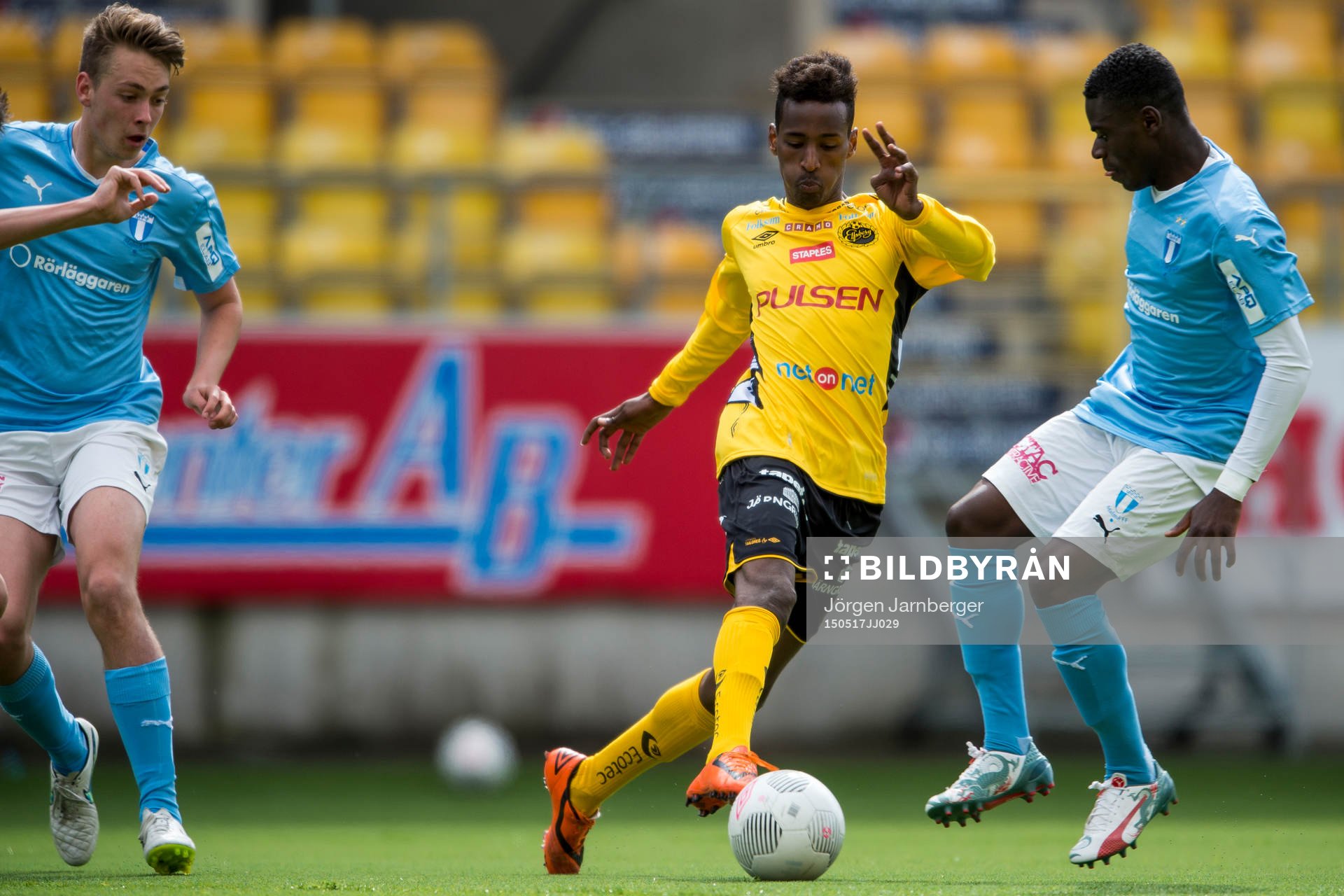 Elfsborgs Abdisalan Hassan Ibrahim och Malmö FFs Filston Mawana under en fotbollsmatch i U17 Allsvenskan Södra mellan Elfsborg och Malmö FF den 17 maj 2015 i Borås.