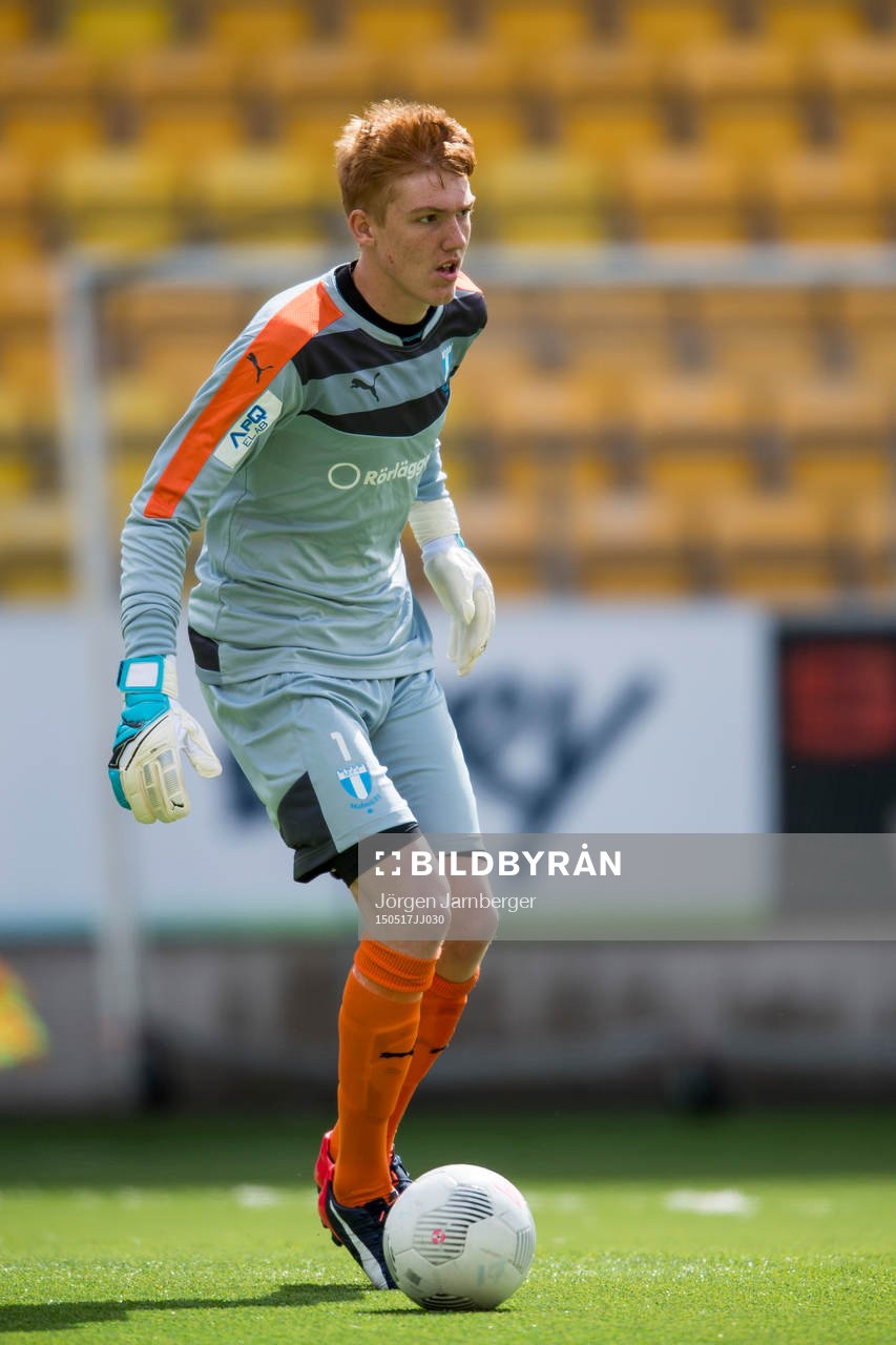 Malmö FFs målvakt Tobias Kristensson under en fotbollsmatch i U17 Allsvenskan Södra mellan Elfsborg och Malmö FF den 17 maj 2015 i Borås.