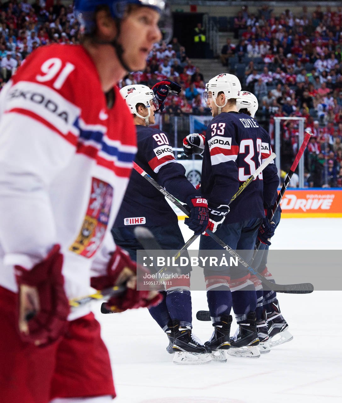 s Anders Lee, Charlie Coyle och Justin Faulk jublar