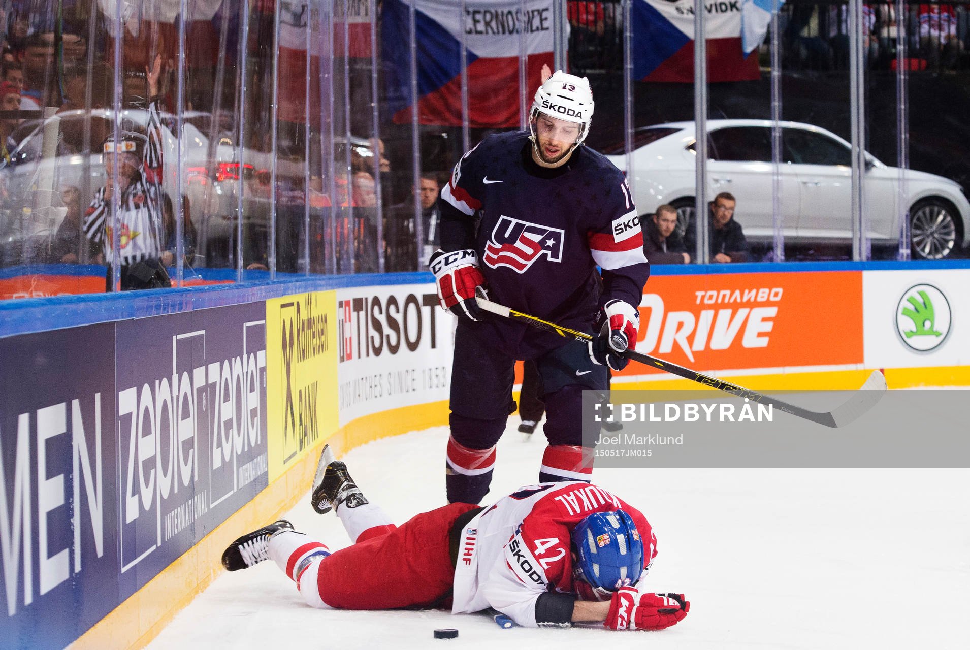 s Nick Bonino ser ner på Tjeckiens Petr Koukal