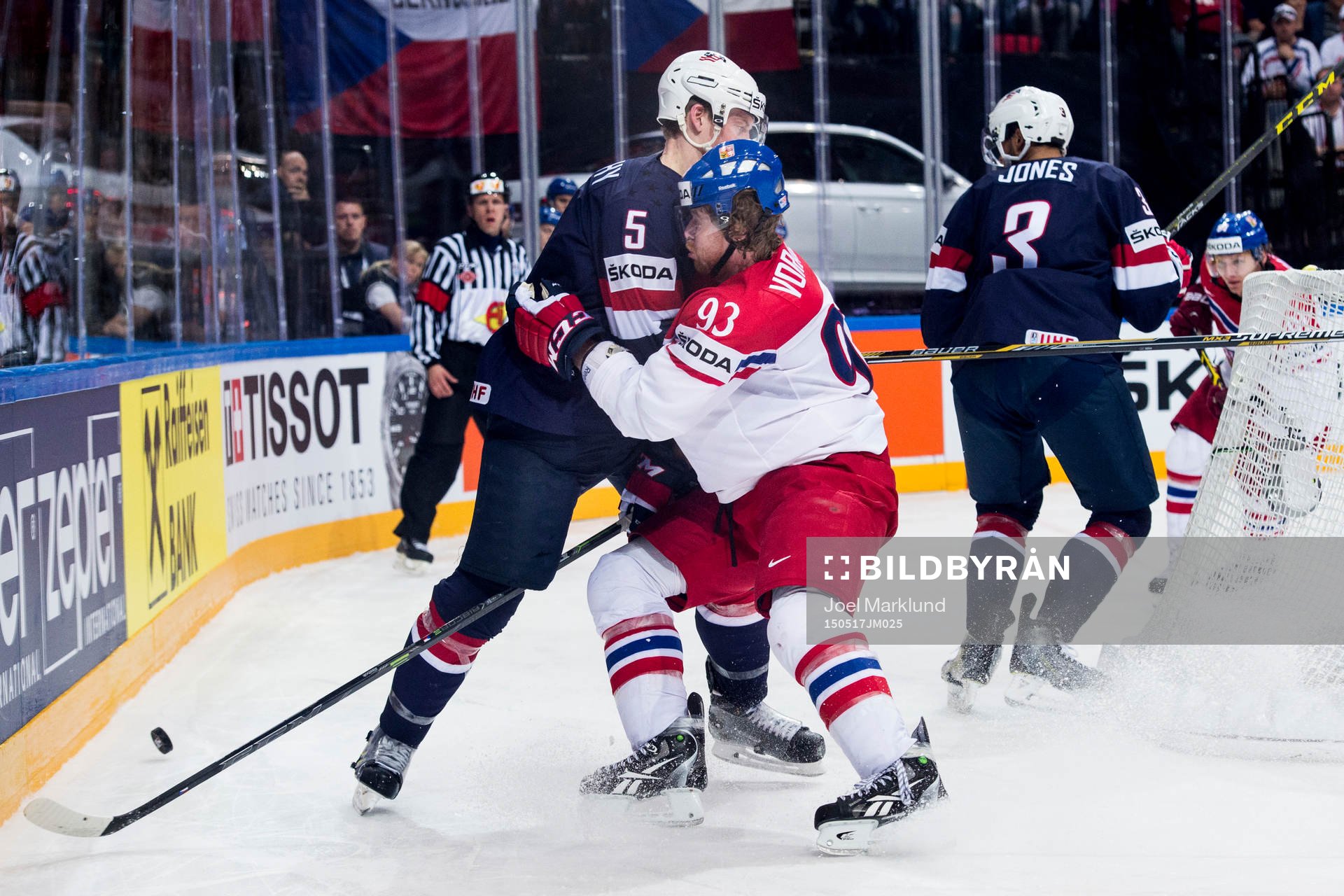 s Connor Murphy tacklar Tjeckiens Jakub Voracek