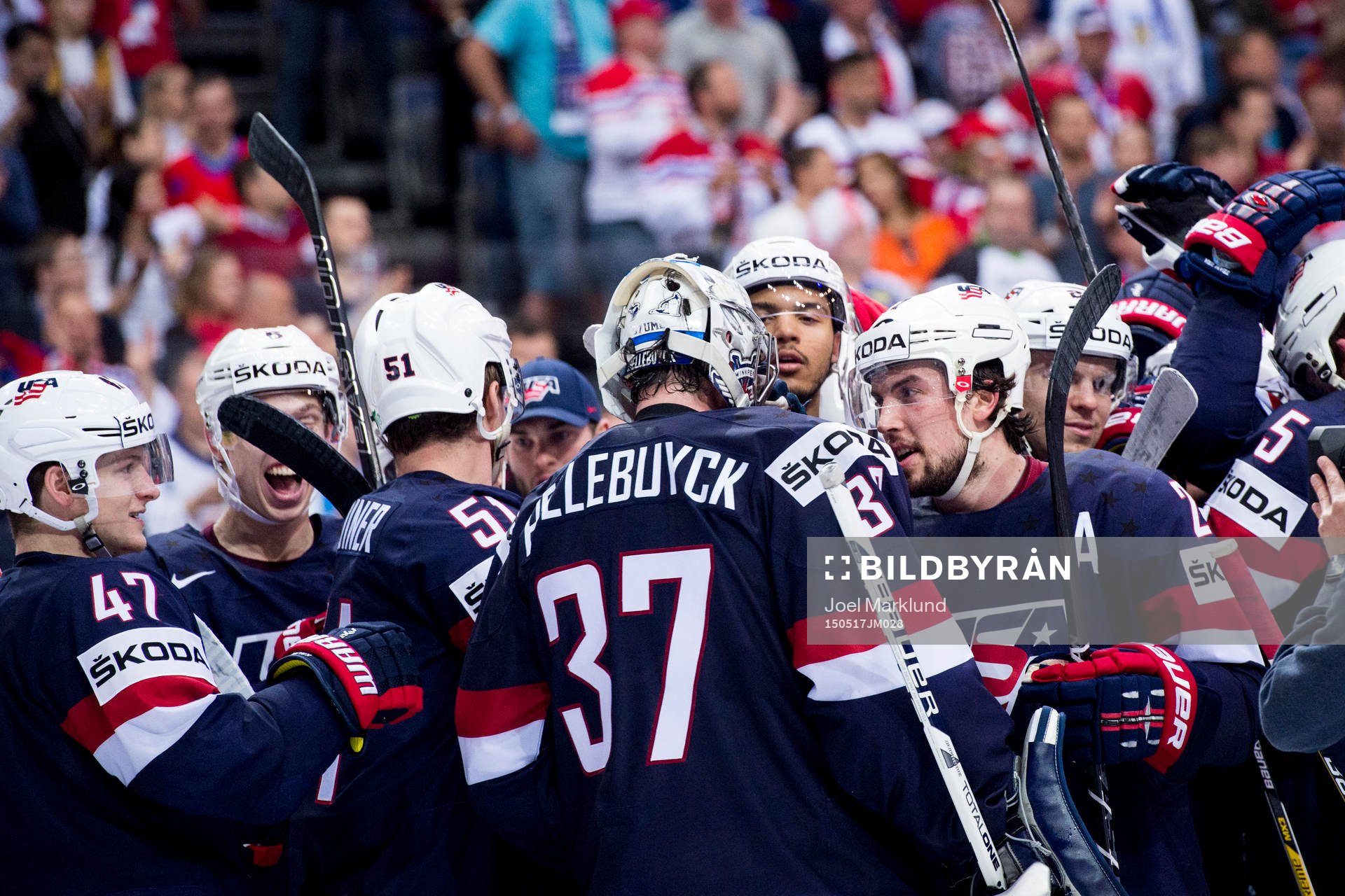 s spelare samlas kring målvakt Connor Hellebuyck och