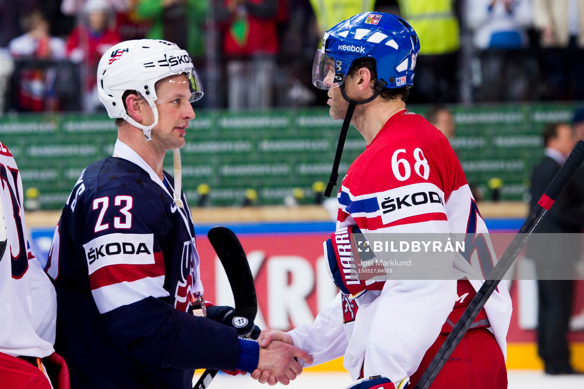 s Matt Hendricks och Tjeckiens Jaromir Jagr tar i hand