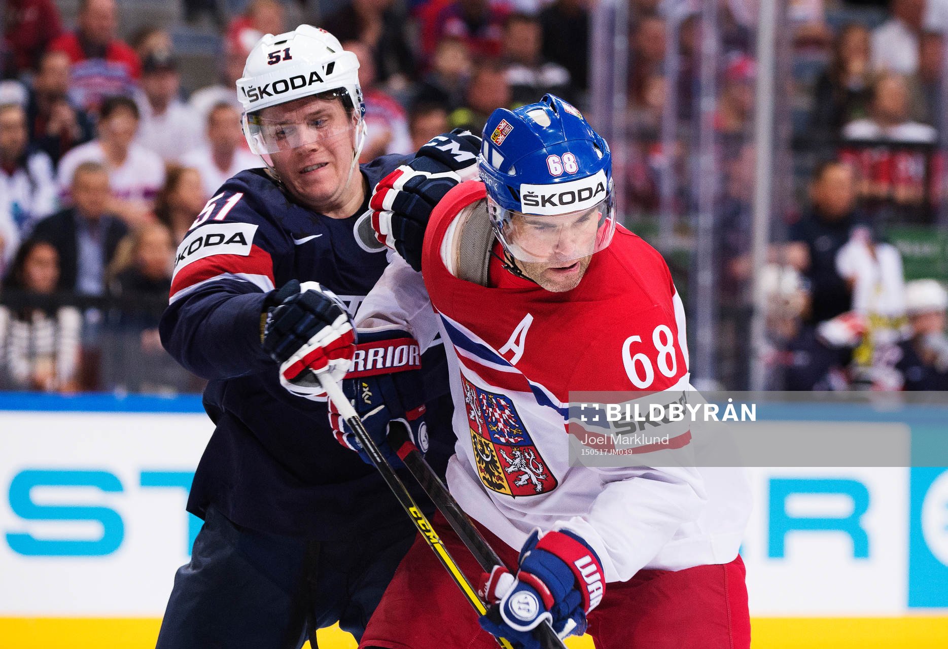 s Jake Gardiner håller i Tjeckiens Jaromir Jagr