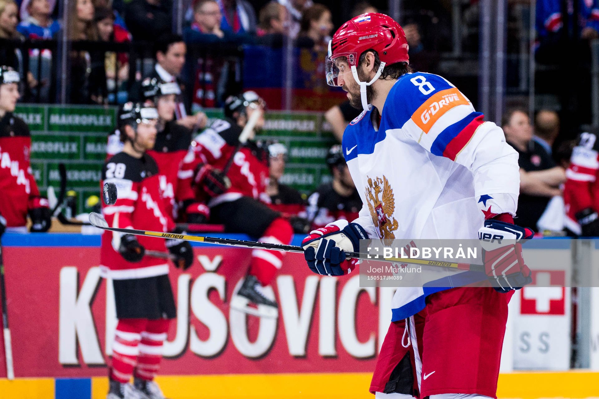 Rysslands Alexander Ovechkin trixar med pucken
