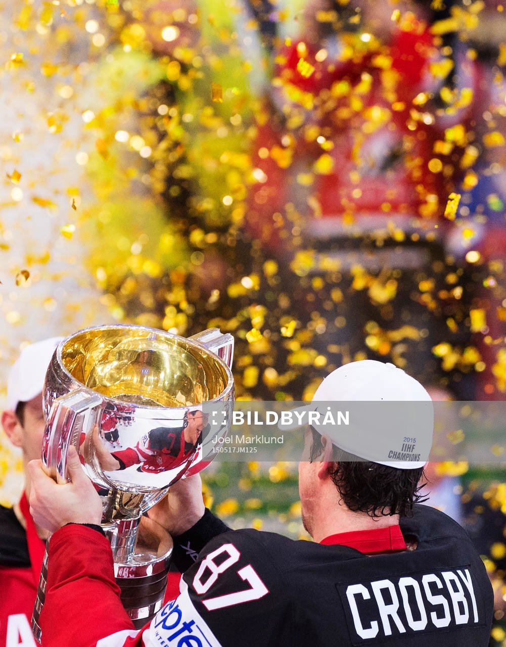 Kanadas Sidney Crosby jublar med VM-pokalen