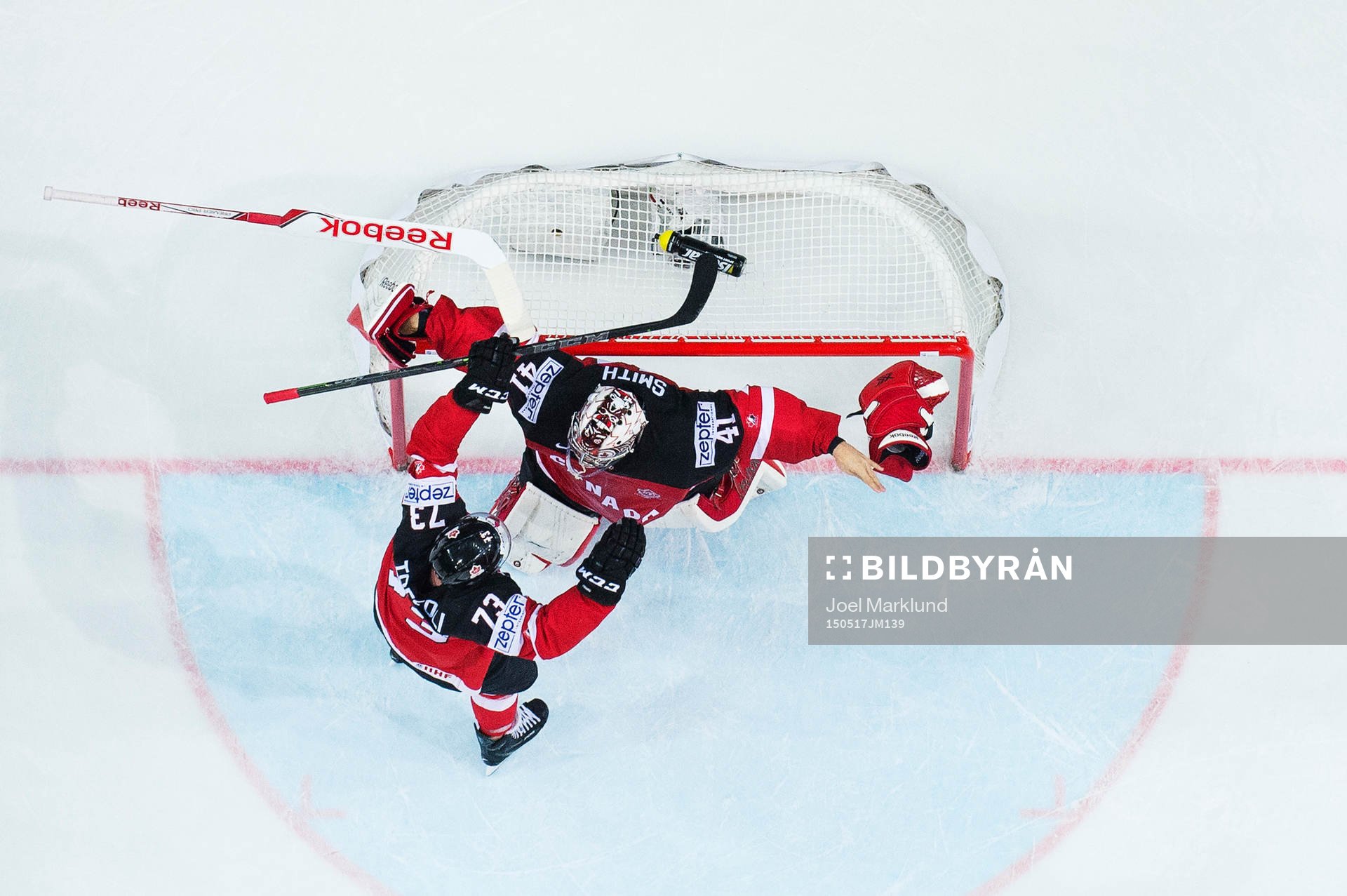 Kanadas Tyler Toffoli och målvakt Mike Smith jublar på