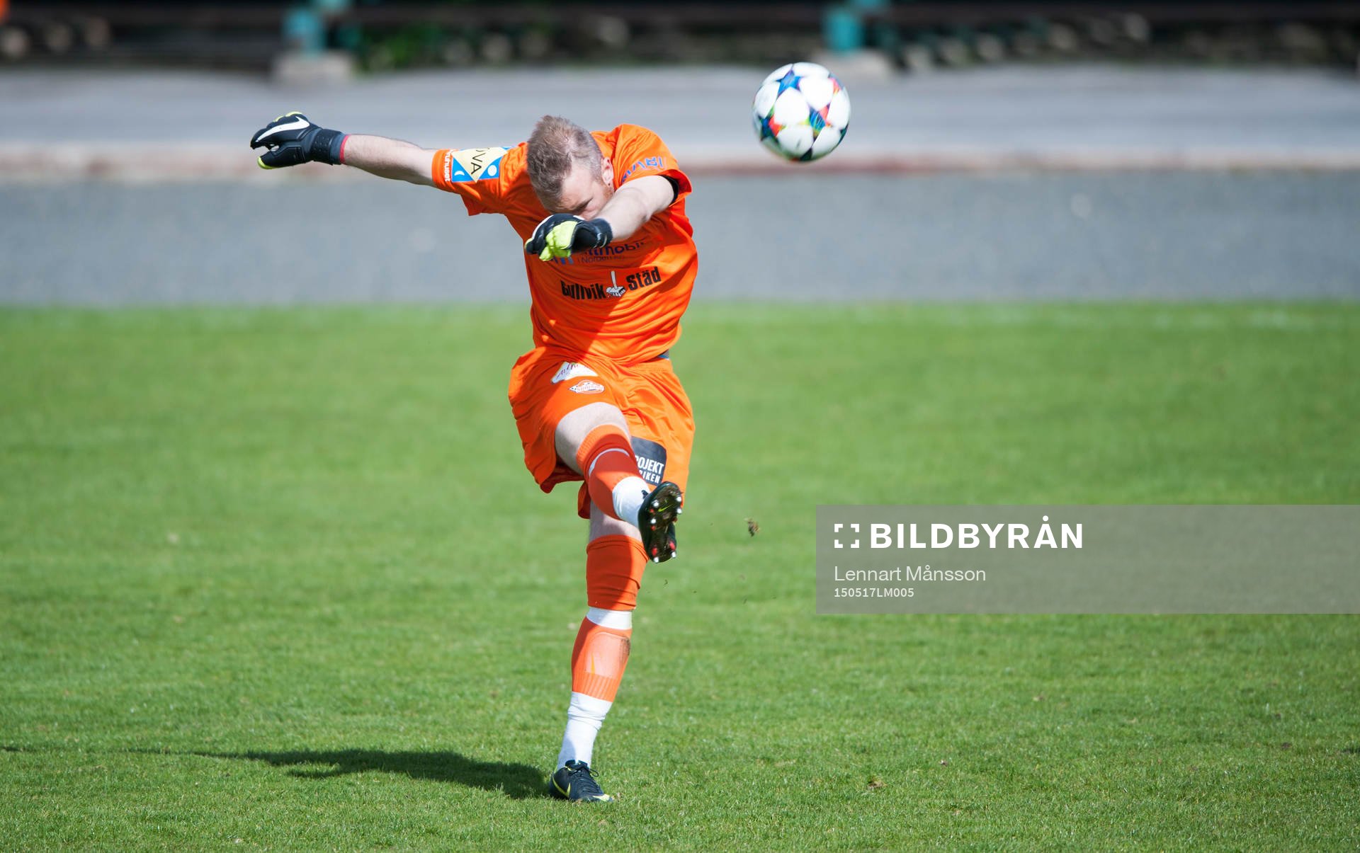 Prespa Birliks målvakt Robin Armandt utspark i matchen i division 2 Södra Götaland mellan IFK Hässleholm och Prespa Birlik i Hässleholm 17 maj 2015.