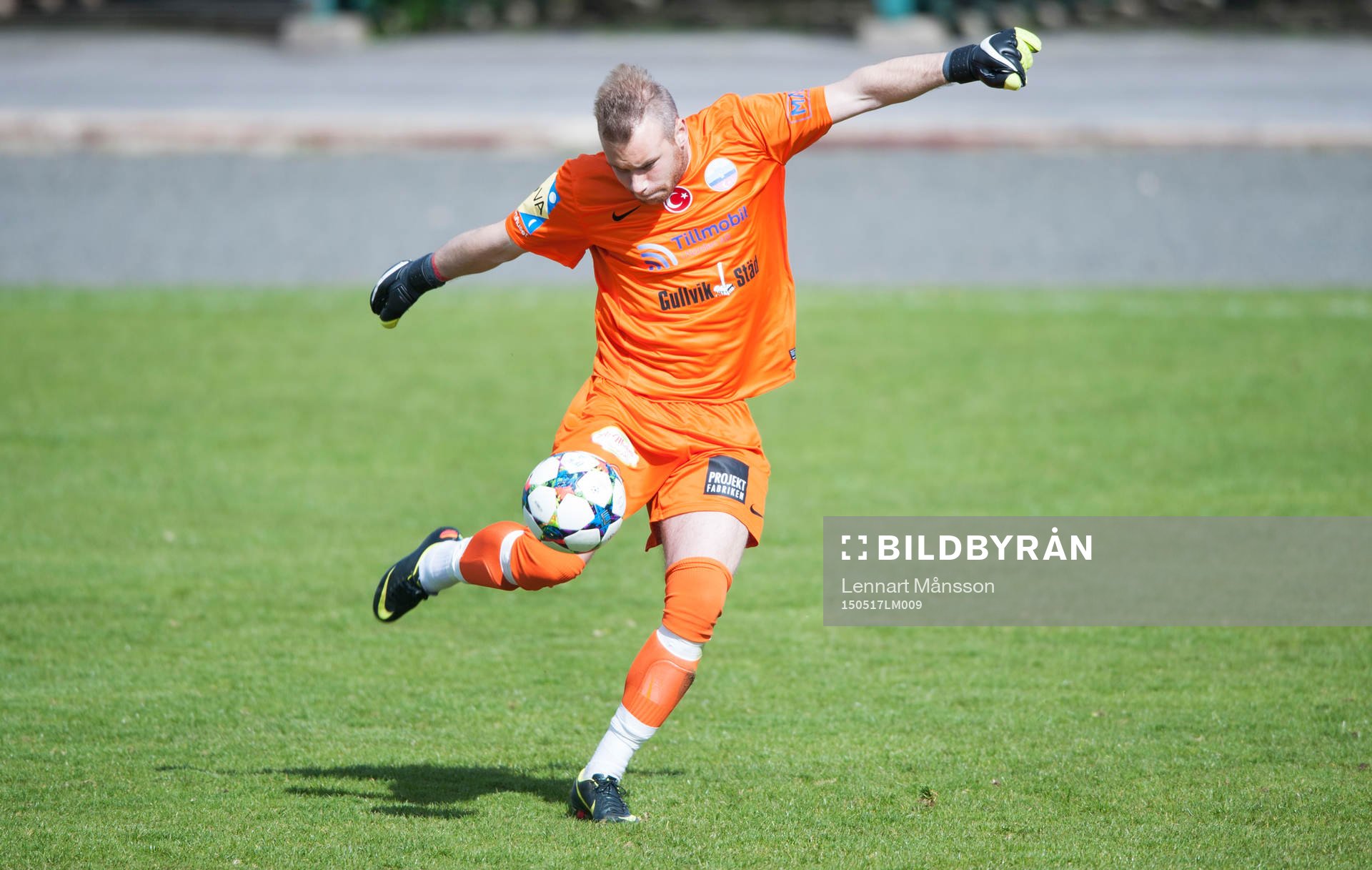 Prespa Birliks målvakt Robin Armandt utspark i matchen i division 2 Södra Götaland mellan IFK Hässleholm och Prespa Birlik i Hässleholm 17 maj 2015.
