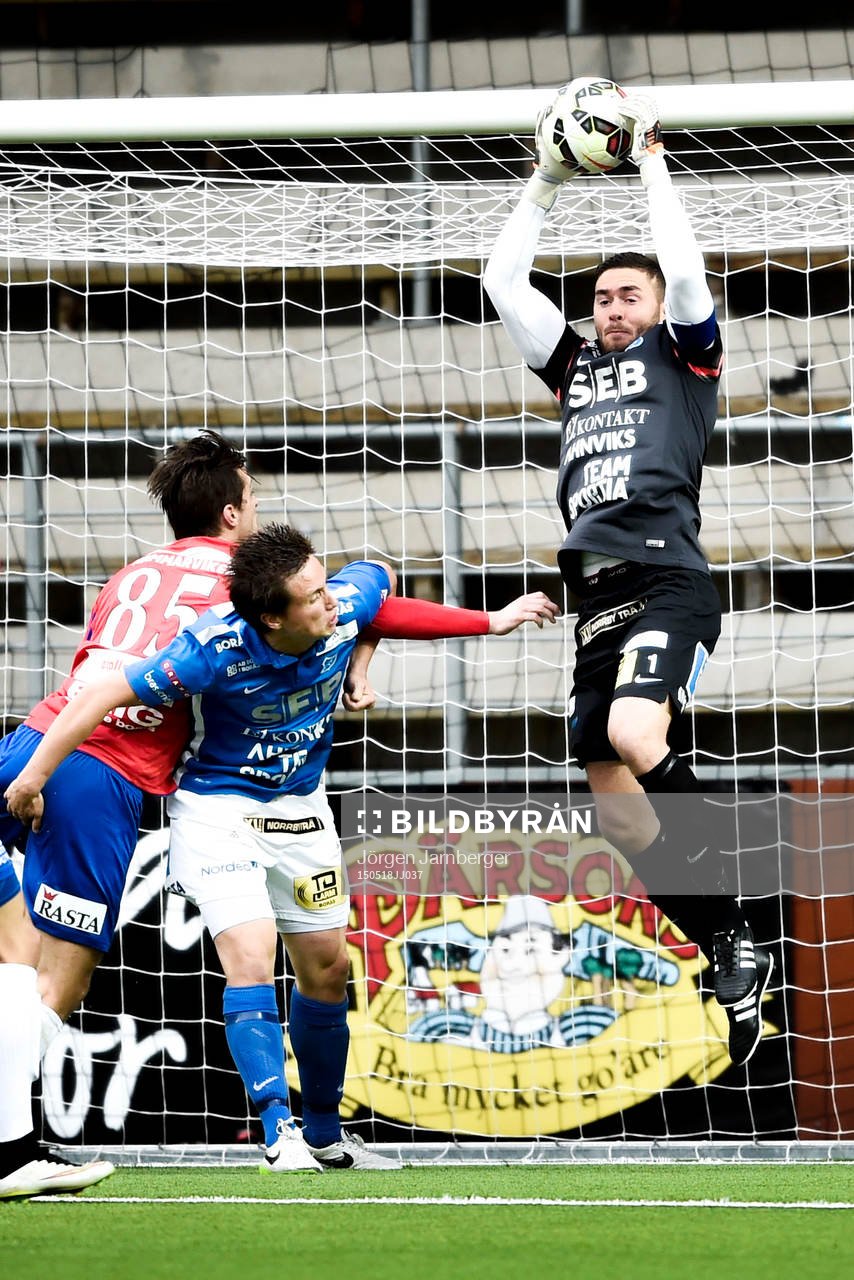 Norrbys målvakt Mergim Krasniqi tar ner bollen framför