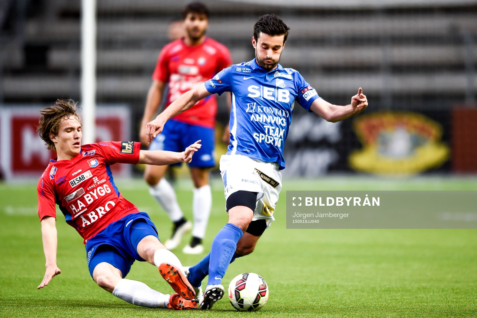 Örgrytes Jakob Lindström och Norrbys Elmin Kurbegovic under en fotbollsmatch i division 1 södra mellan Norrby och Örgryte den 18 maj 2015 i Borås.