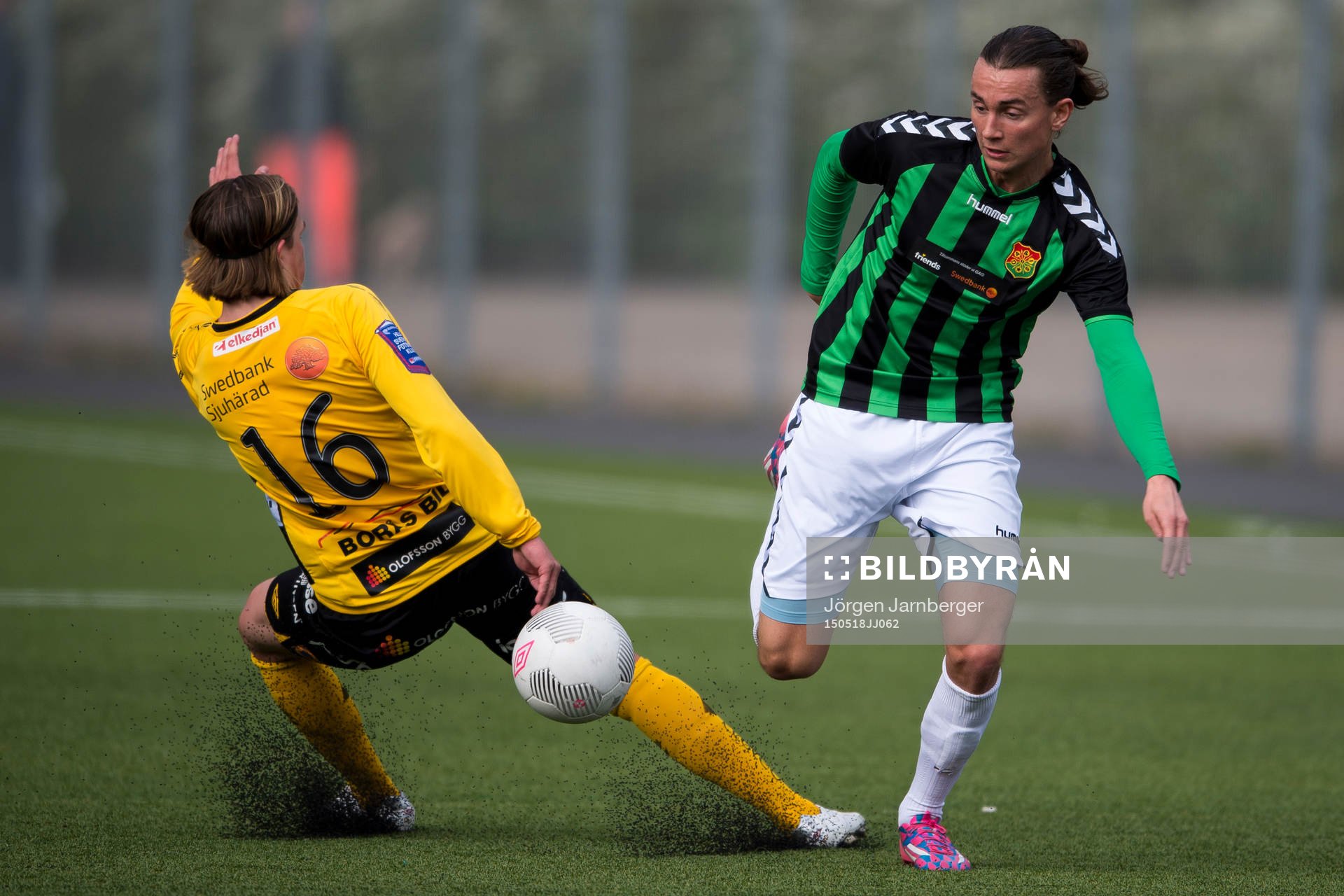 GAIS Emil Ursholm tar sig förbi Elfsborgs Simon Olsson