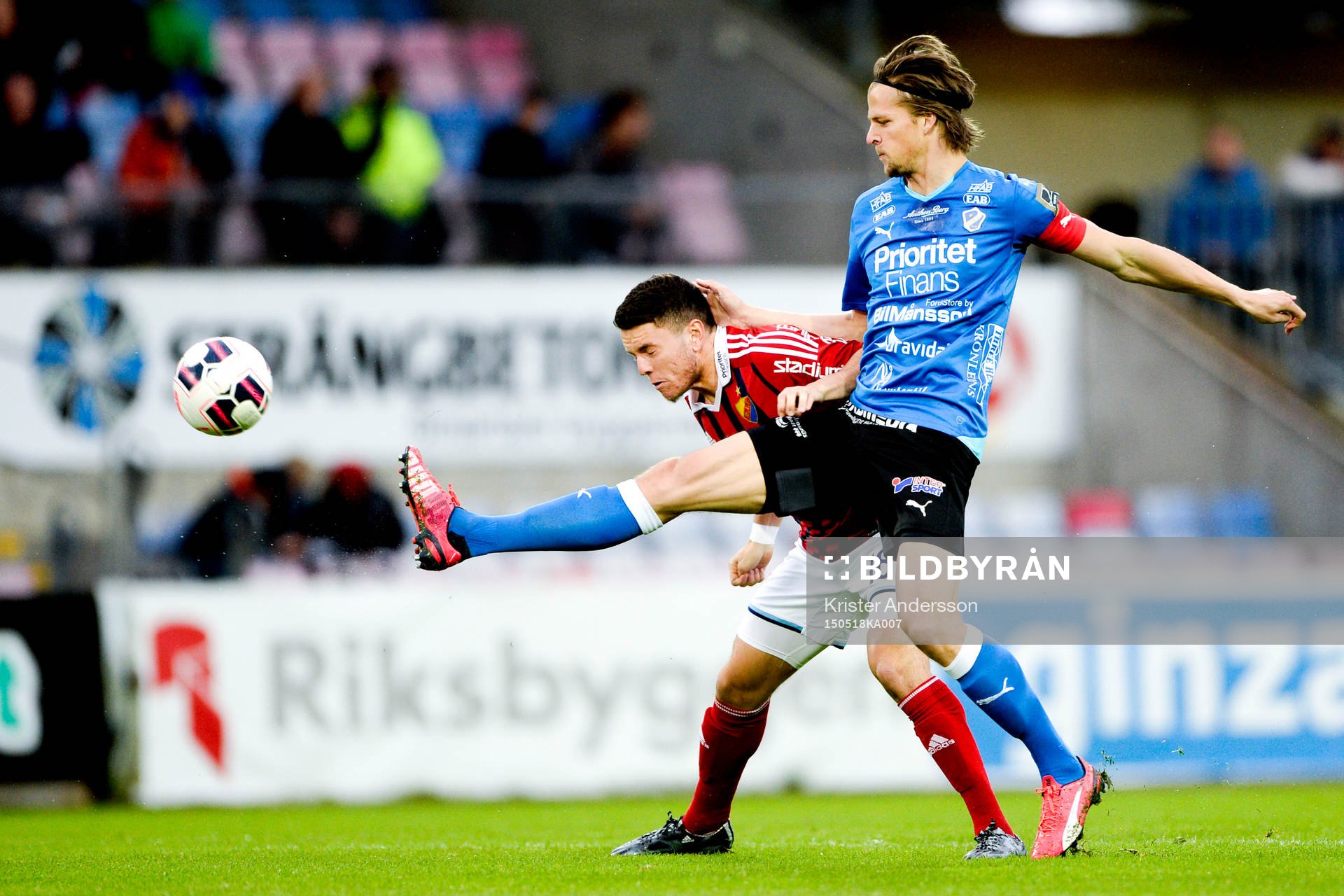 Halmstads Fredrik Liverstam och Djurgårdens Kerim Mrabti i en duell under en fotbollsmatch i Allsvenskan mellan Halmstad och Djurgården den 18 maj 2015 i Halmstad.