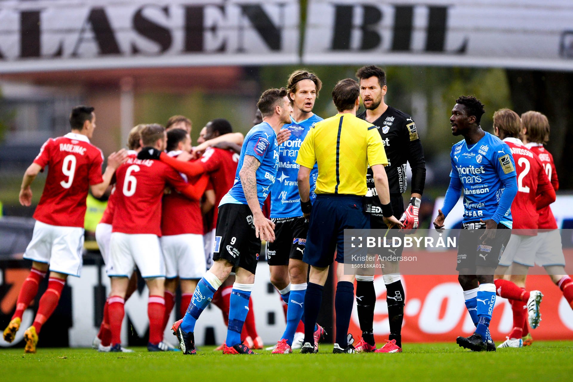 Halmstads spelare protesterar