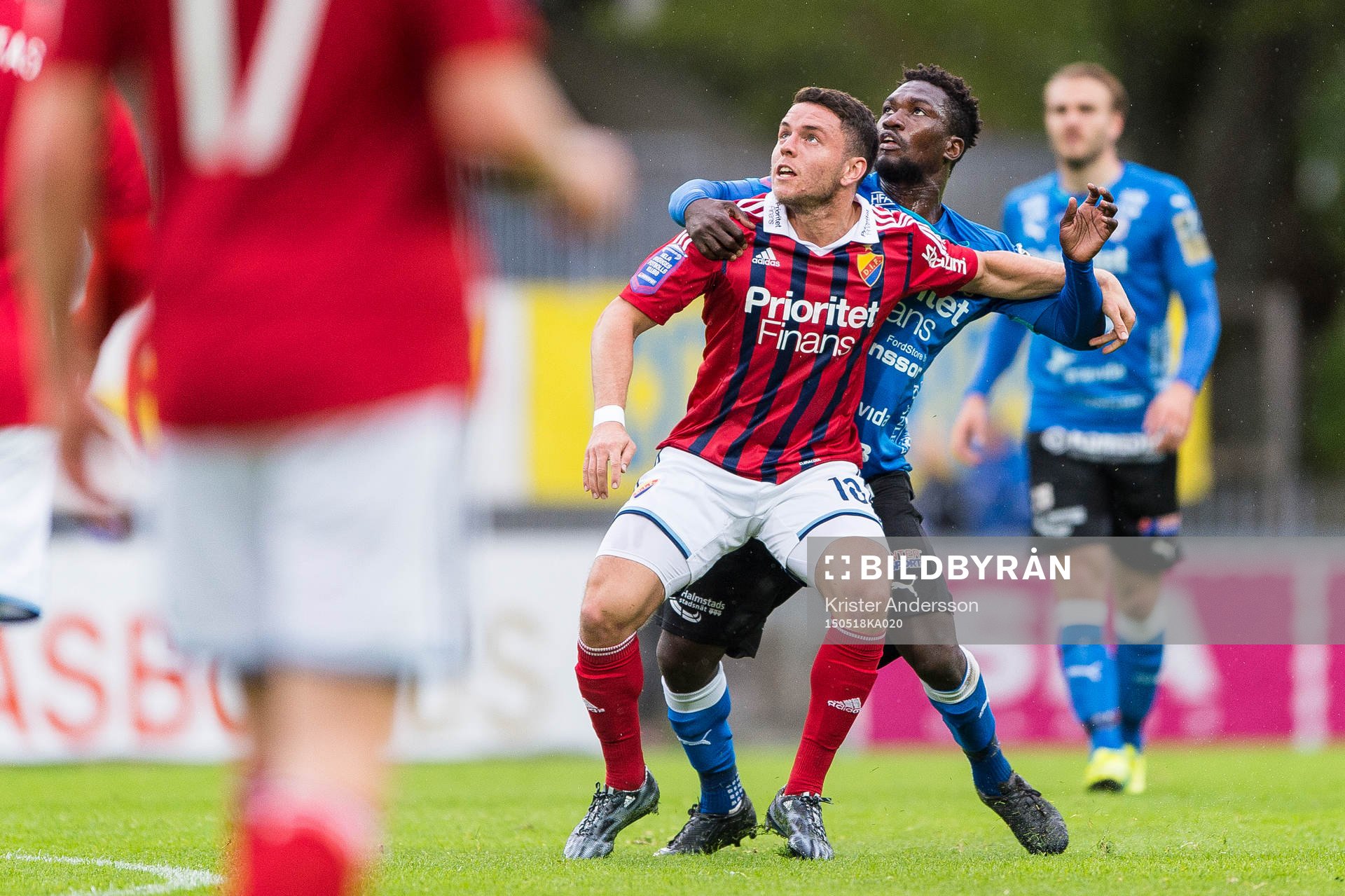 Djurgårdens Kerim Mrabti och Halmstads King Osei Gyan under en fotbollsmatch i Allsvenskan mellan Halmstad och Djurgården den 18 maj 2015 i Halmstad.