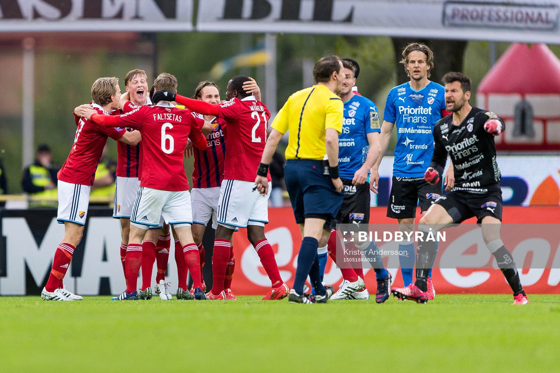 Djurgårdens Emil Bergström har gjort 0-1 och jublar med