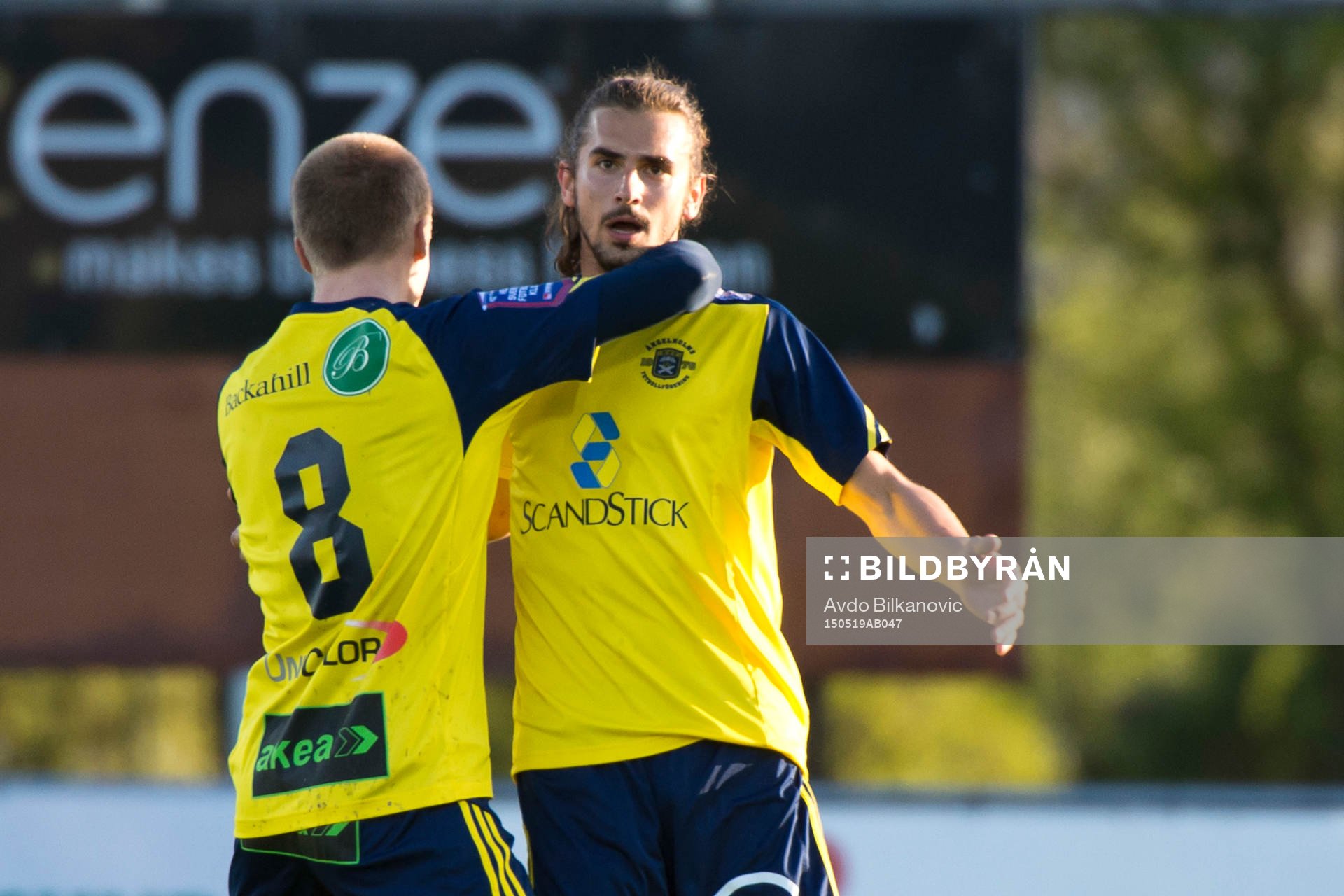 Ängelholms Christian Ljungberg kramar Vlado Zlojutro som