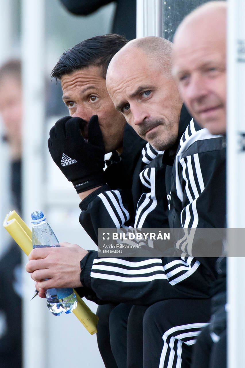 Ängelholms assisterande tränare Martin Pringle och Magnus Arvidsson under fotbollsmatchen i Superettan mellan Ängelholm och GAIS den 19 maj 2015 i Ängelholm.