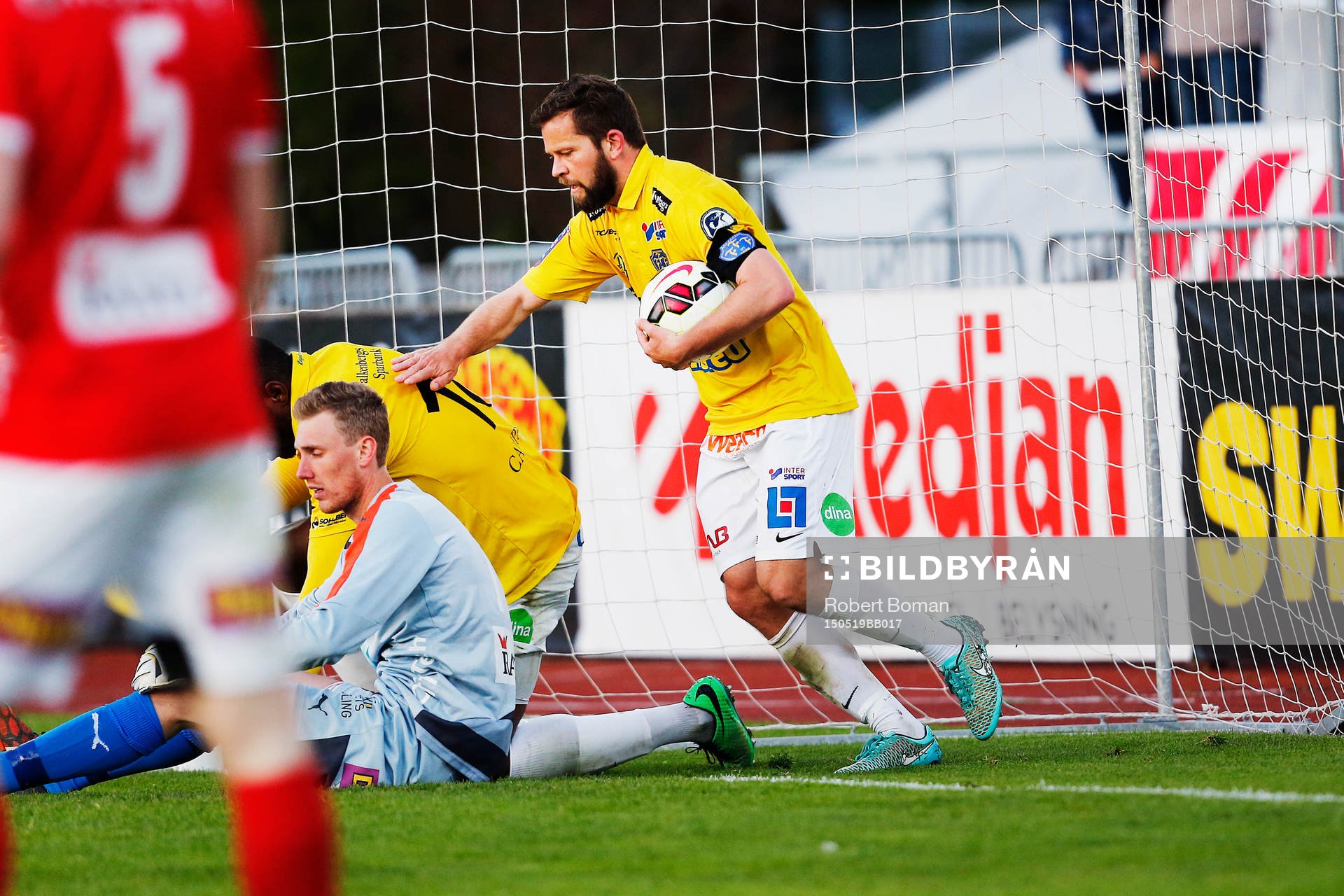 Falkenbergs Hakeem Araba (tv) gör 1-3 och gratuleras av