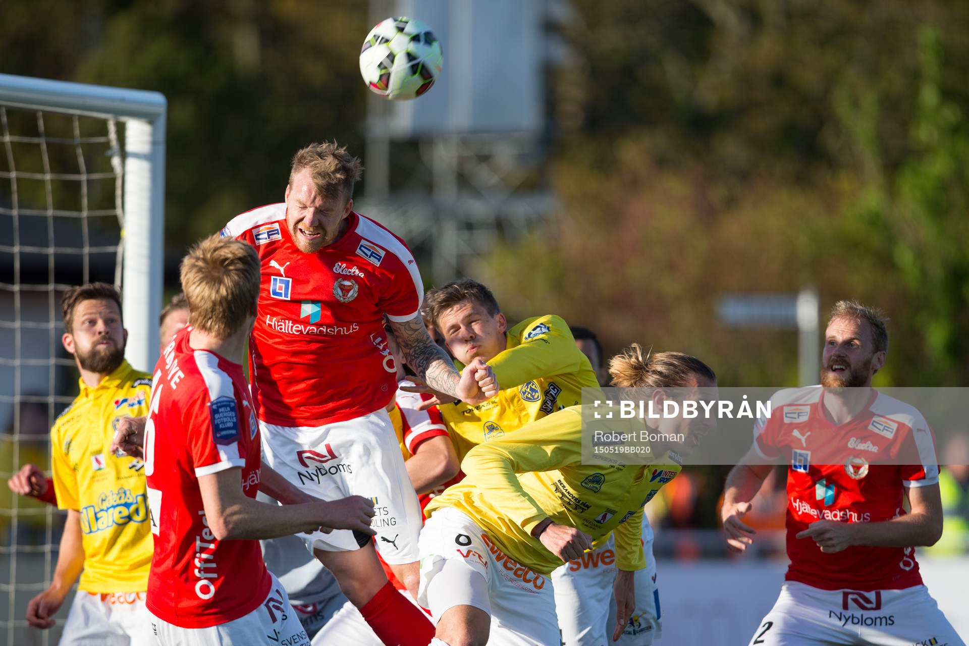 Spelare i duell framför Kalmars mål under en hörna under fotbollsmatchen i Allsvenskan mellan Falkenbergs FF och Kalmar FF den 19 maj 2015 i Falkenberg.