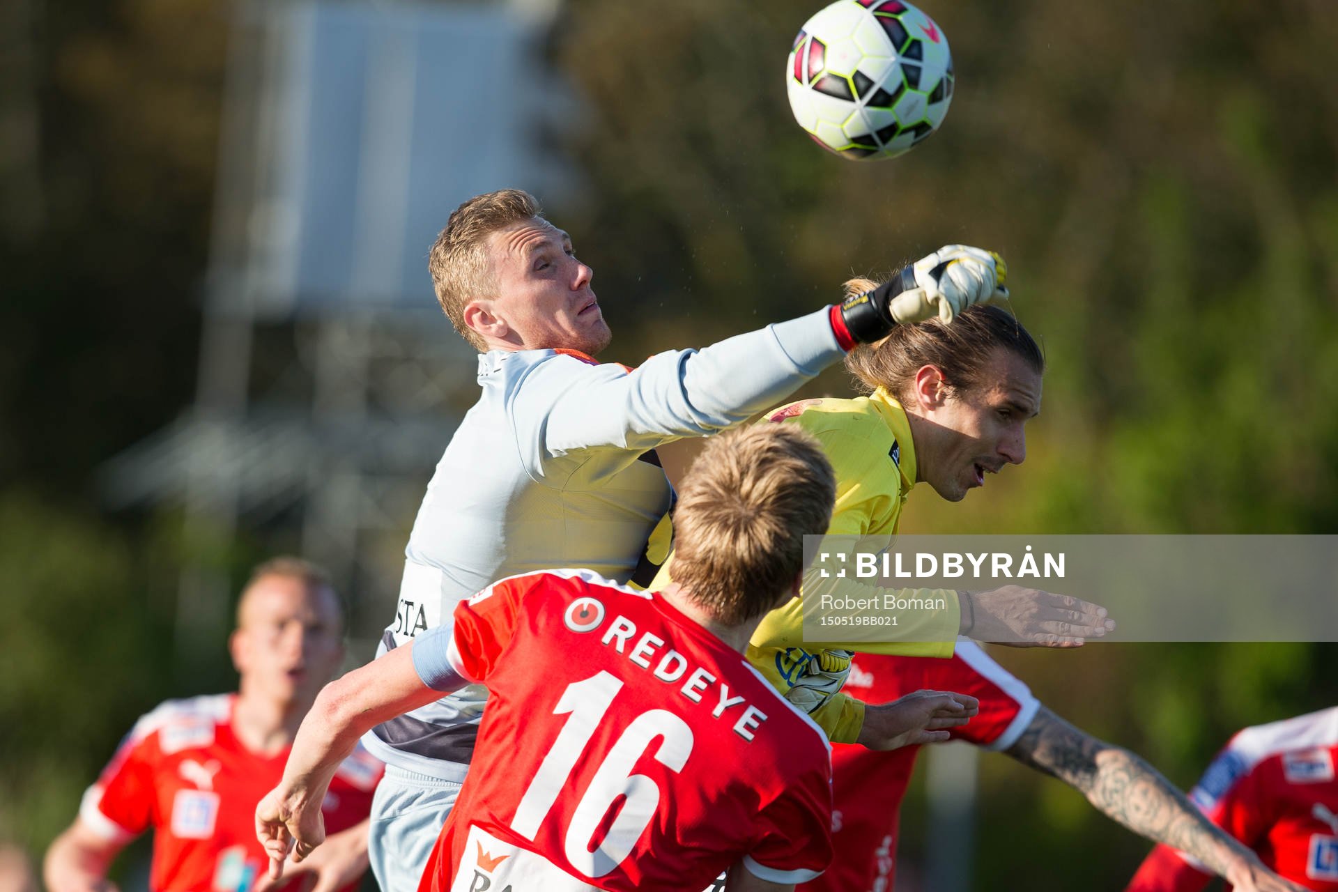 Kalmars Lars Cramer boxar ut bollen
