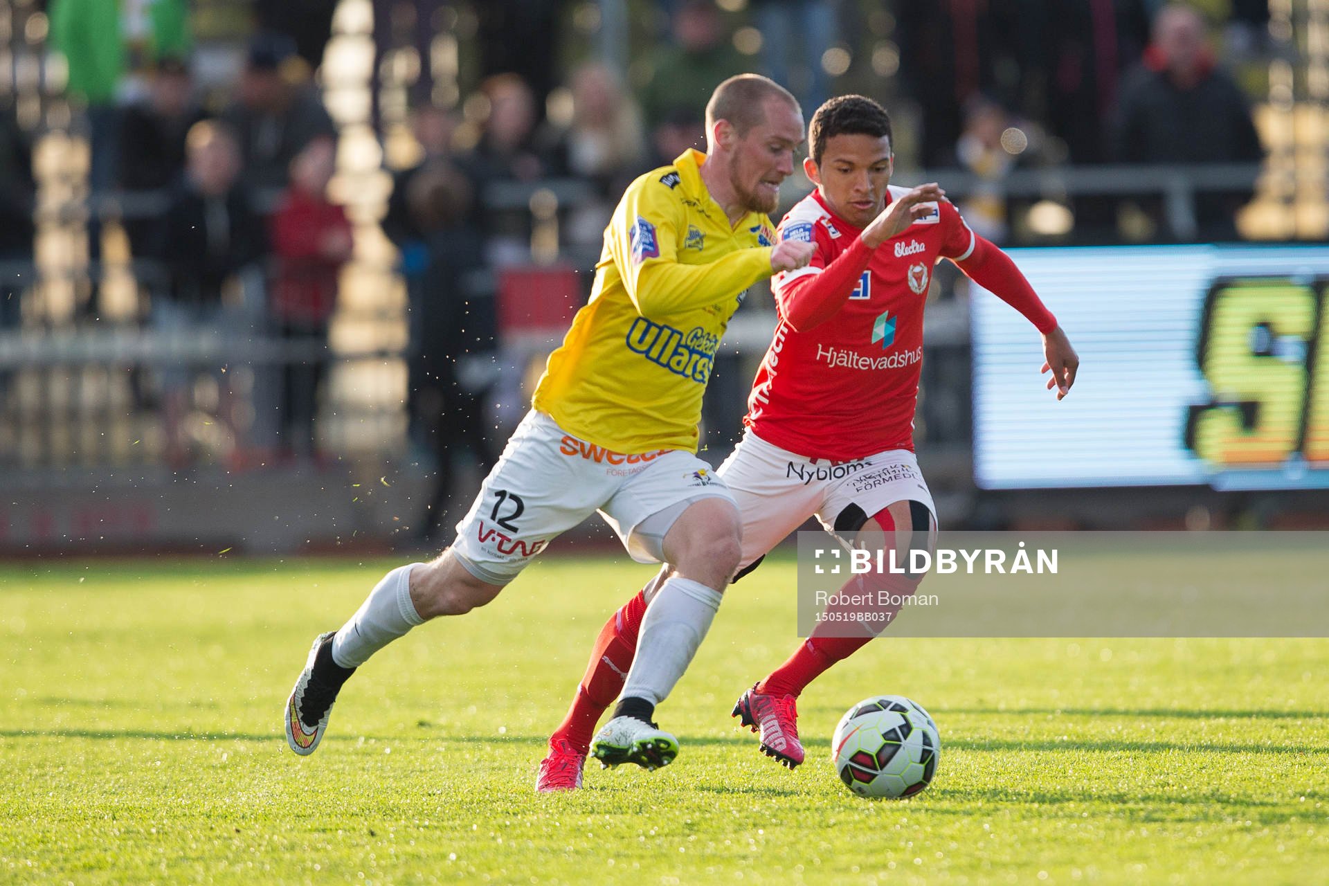 Falkenbergs Christoffer Carlsson och Kalmars Emin Nouri under fotbollsmatchen i Allsvenskan mellan Falkenbergs FF och Kalmar FF den 19 maj 2015 i Falkenberg.