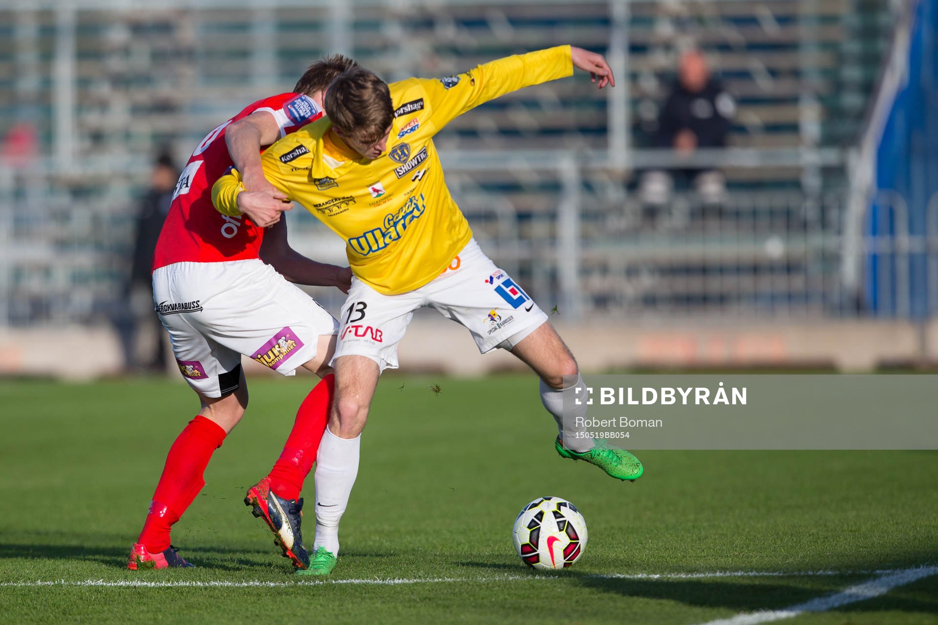 Falkenbergs Adam Eriksson i duell med en Kalmar spelare under fotbollsmatchen i Allsvenskan mellan Falkenbergs FF och Kalmar FF den 19 maj 2015 i Falkenberg.