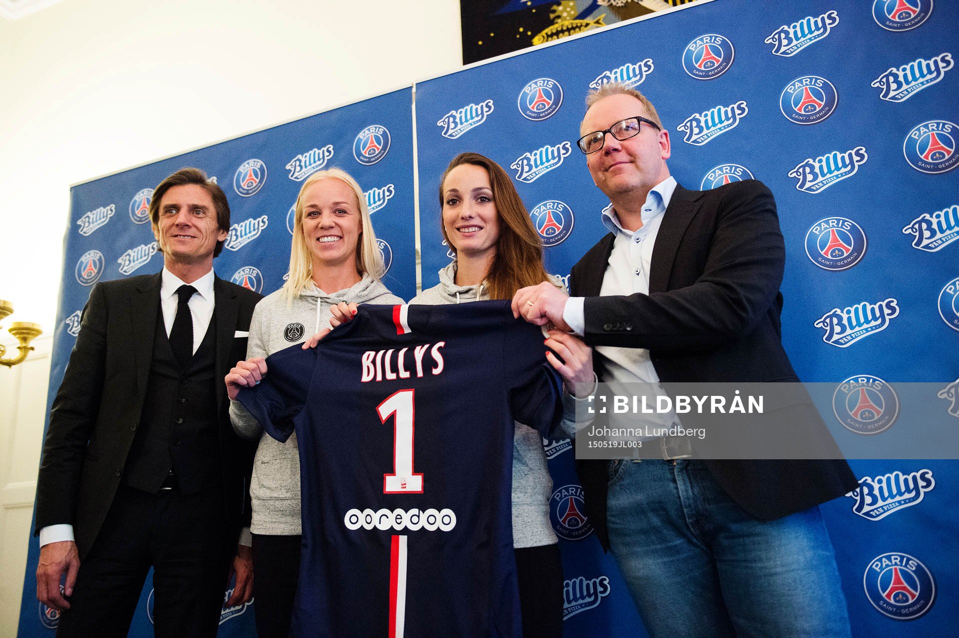 PSG:s Caroline Seger, vice vd Frédéric Longuépéé och Kosovare Asllani under en presskonferens där PSG:s nya sponsor Billys presenteras den 19 maj 2015 i Stockholm.