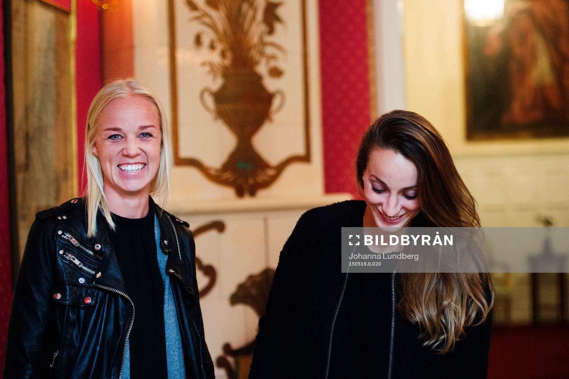 PSG:s Caroline Seger och Kosovare Asllani poserar för ett porträtt under en presskonferens där PSG:s nya sponsor Billys presenteras den 19 maj 2015 i Stockholm.