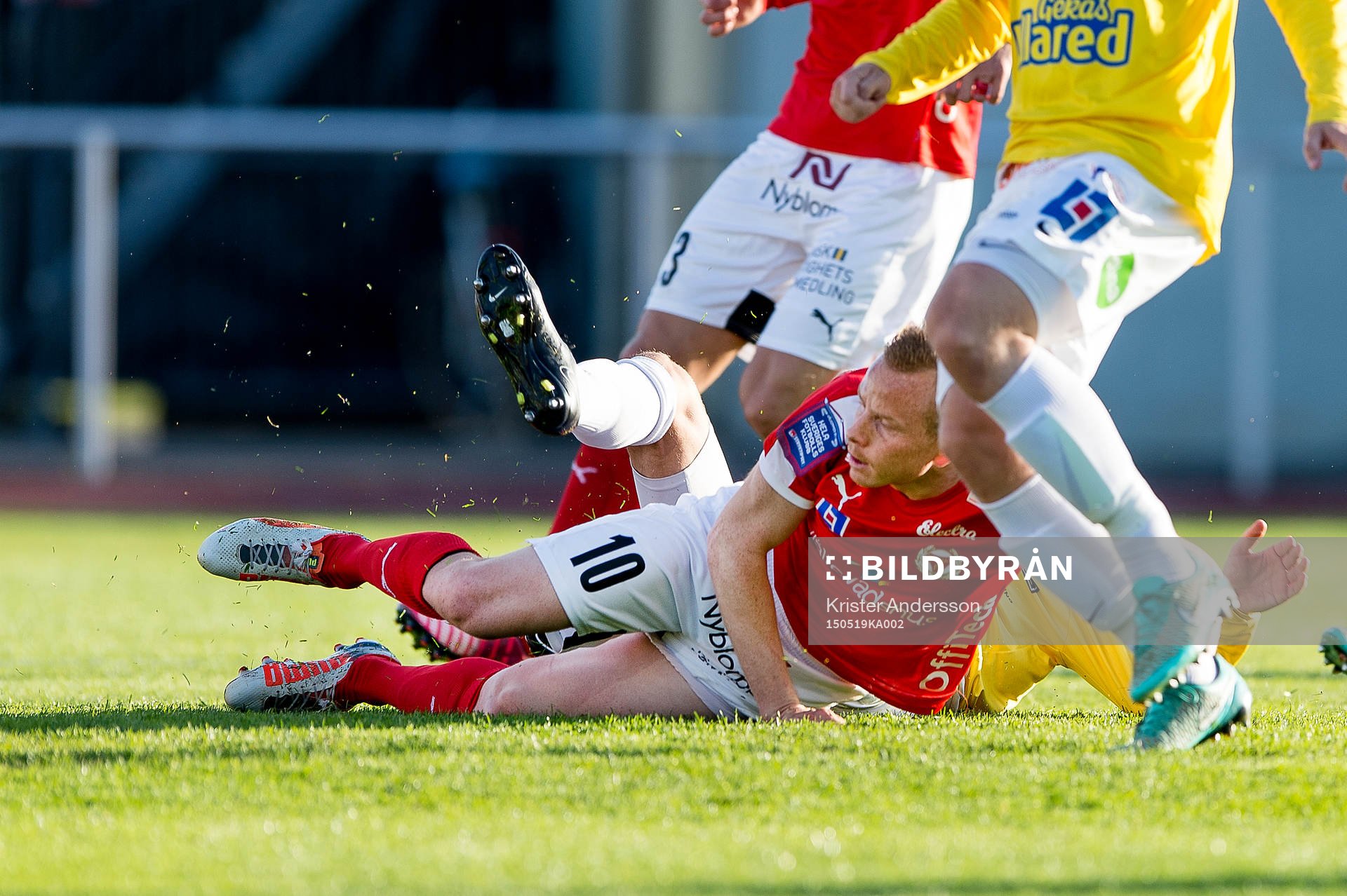 Kalmars Tobias Eriksson slänger sig fram och stöter in 0-1
