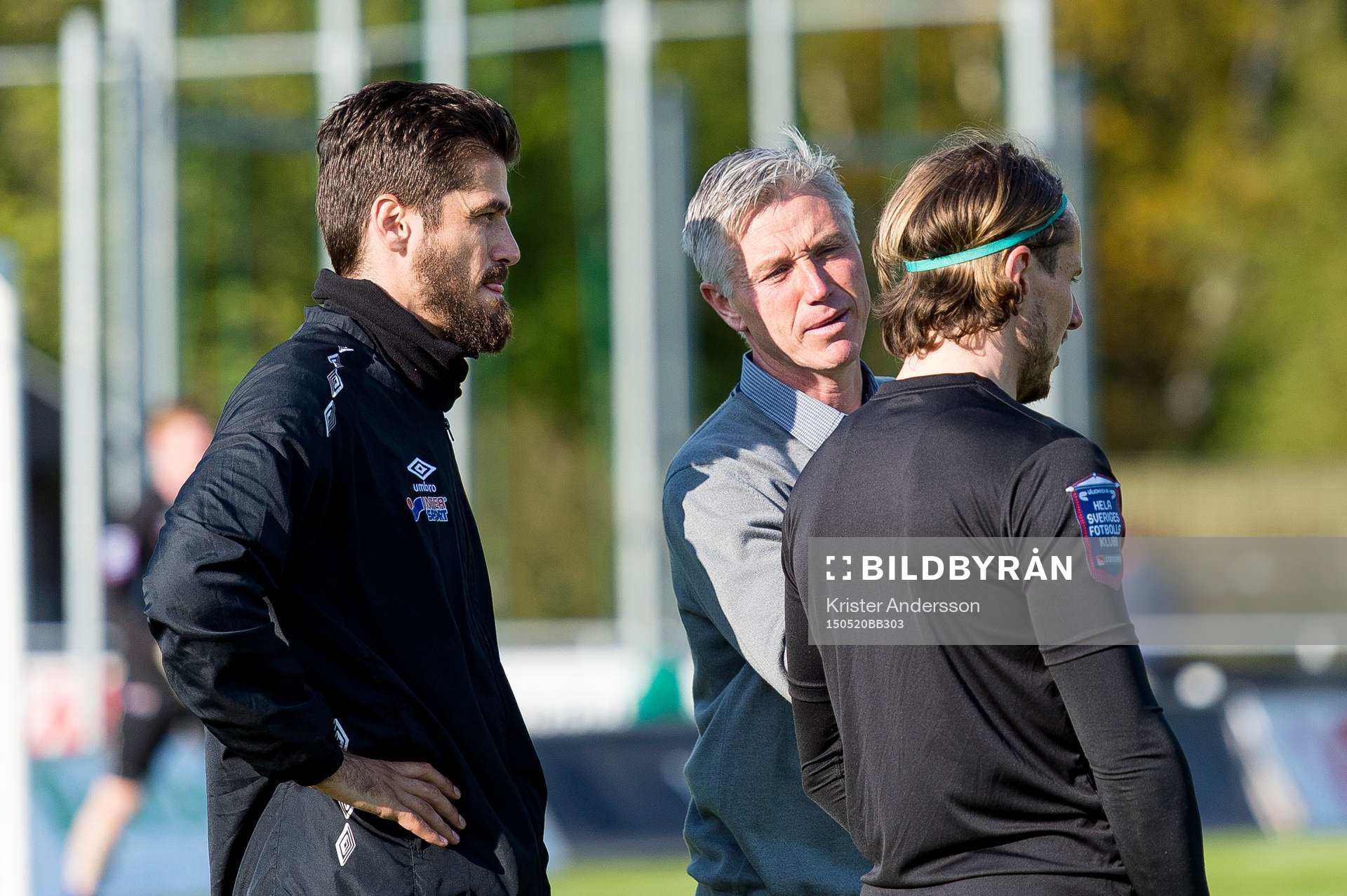 Varbergs tränare Jörgen Wålemark ger instruktioner till David Johannesson före fotbollsmatchen i Superettan mellan Varberg och Ljungskile den 20 maj 2015 i Varberg.