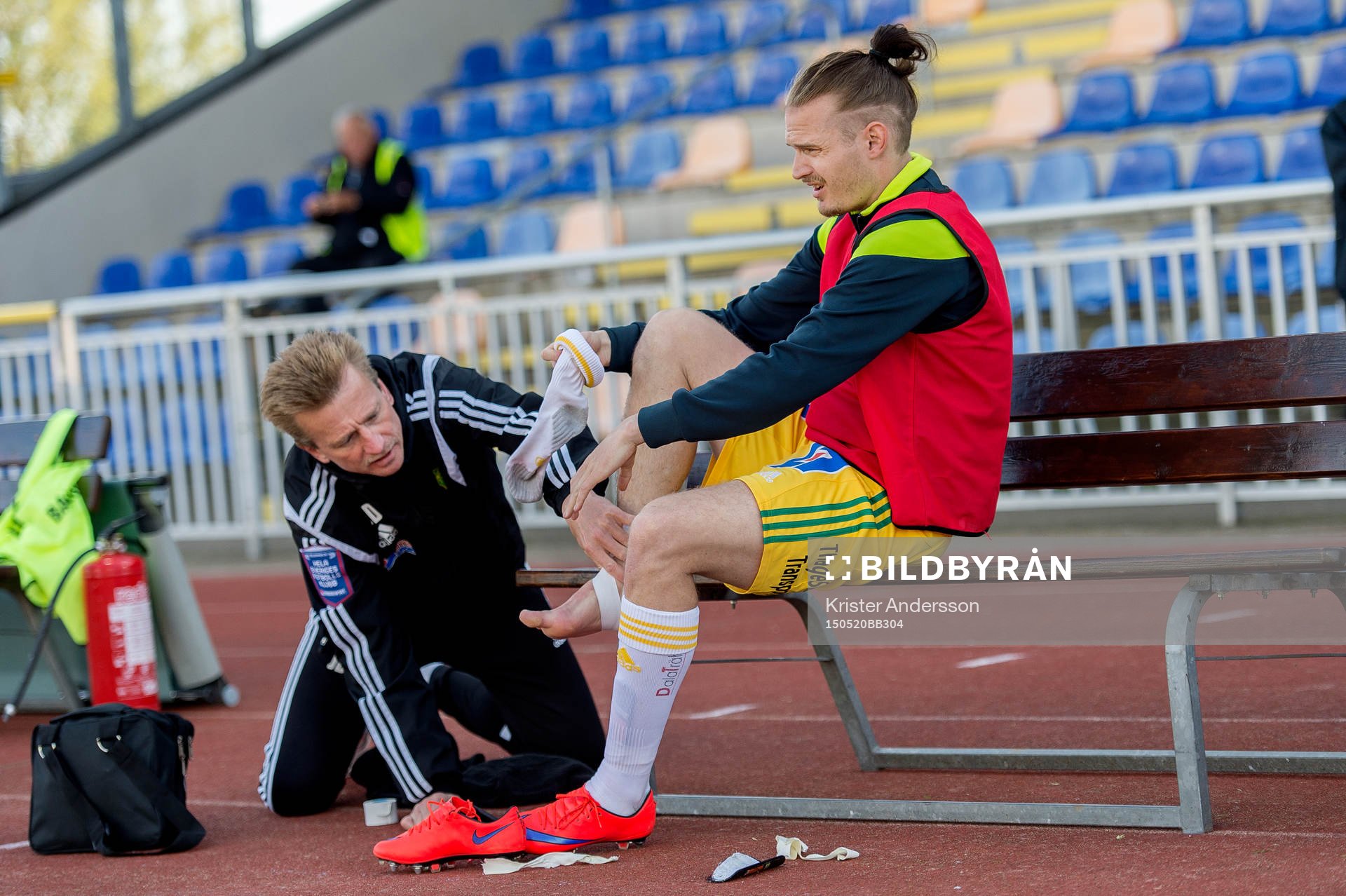 Ljungskiles Jonas Lindberg blir tejpad före fotbollsmatchen i Superettan mellan Varberg och Ljungskile den 20 maj 2015 i Varberg.
