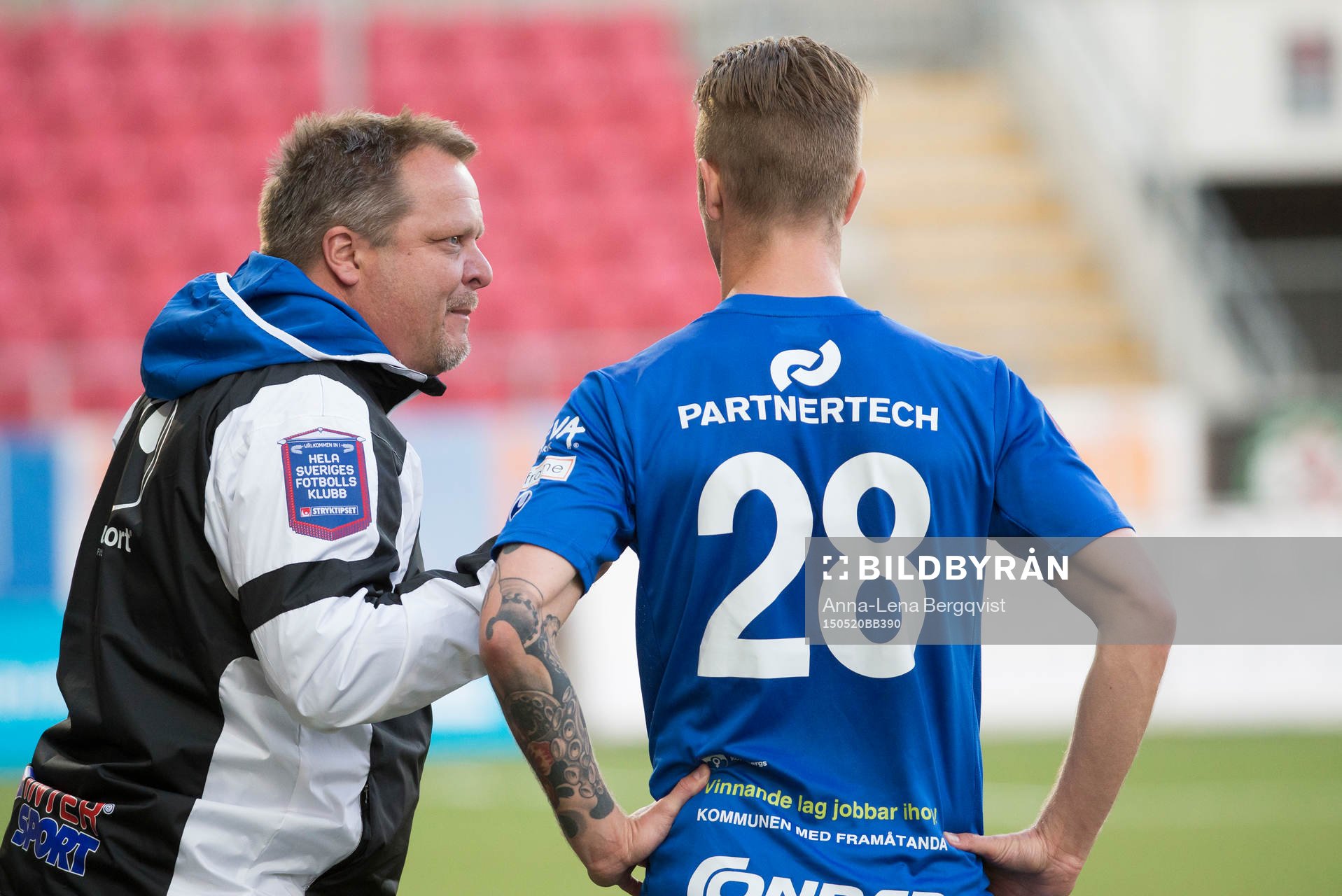 Åtvidabergs tränare Roar Hansen pratar med Martin