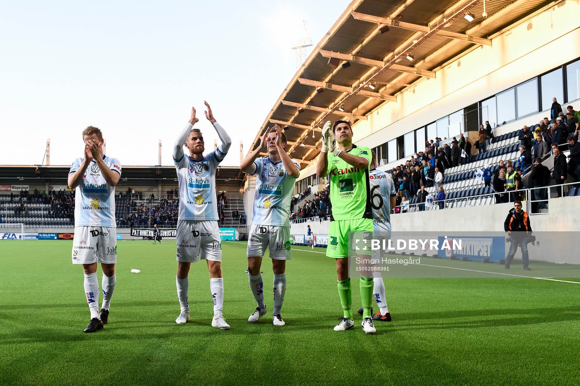Gefles spelare jublar