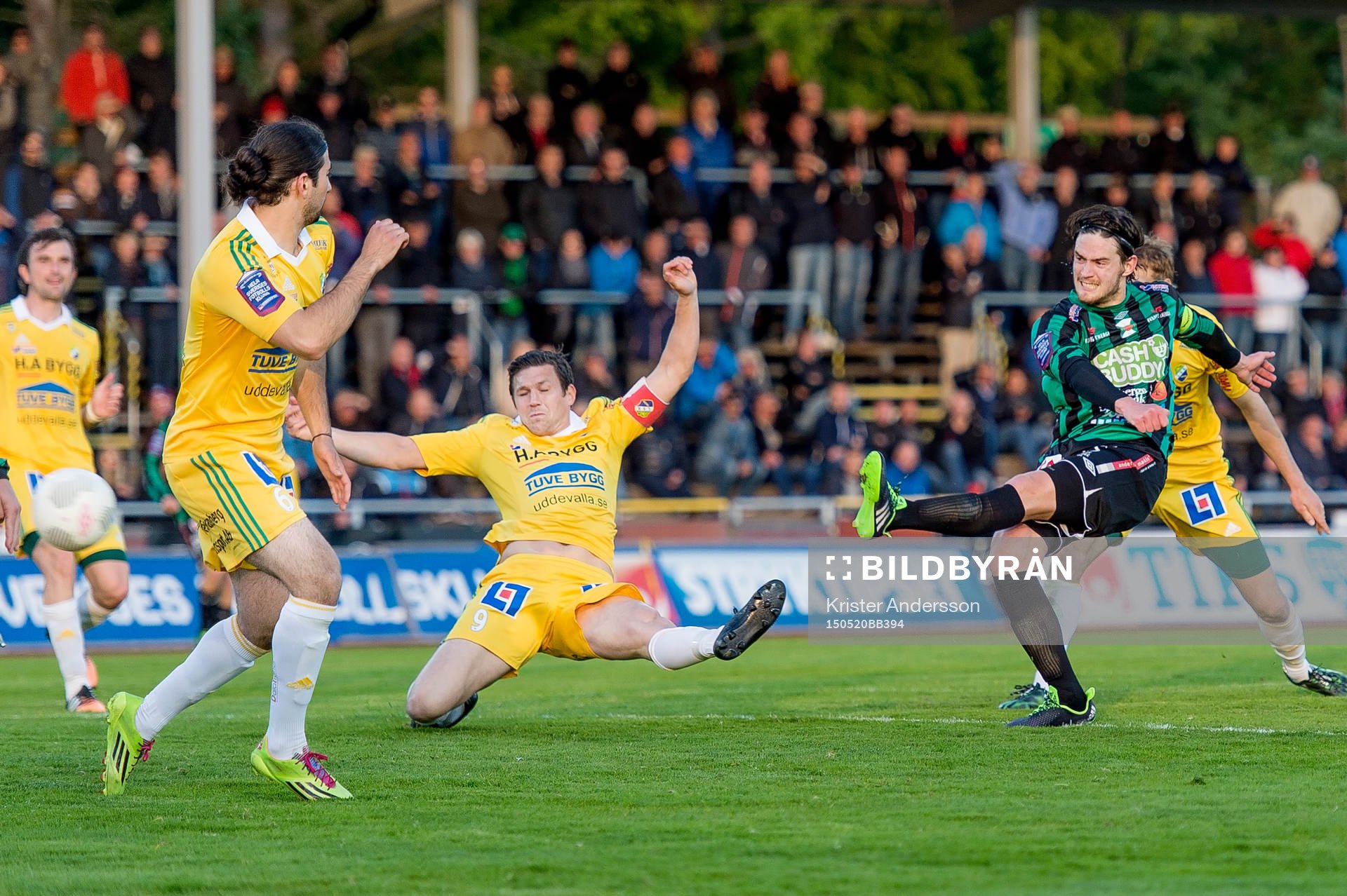 Varbergs Robin Tranberg skjuter mot en täckande Hannes Stiller i Ljungskiles under fotbollsmatchen i Superettan mellan Varberg och Ljungskile den 20 maj 2015 i Varberg.